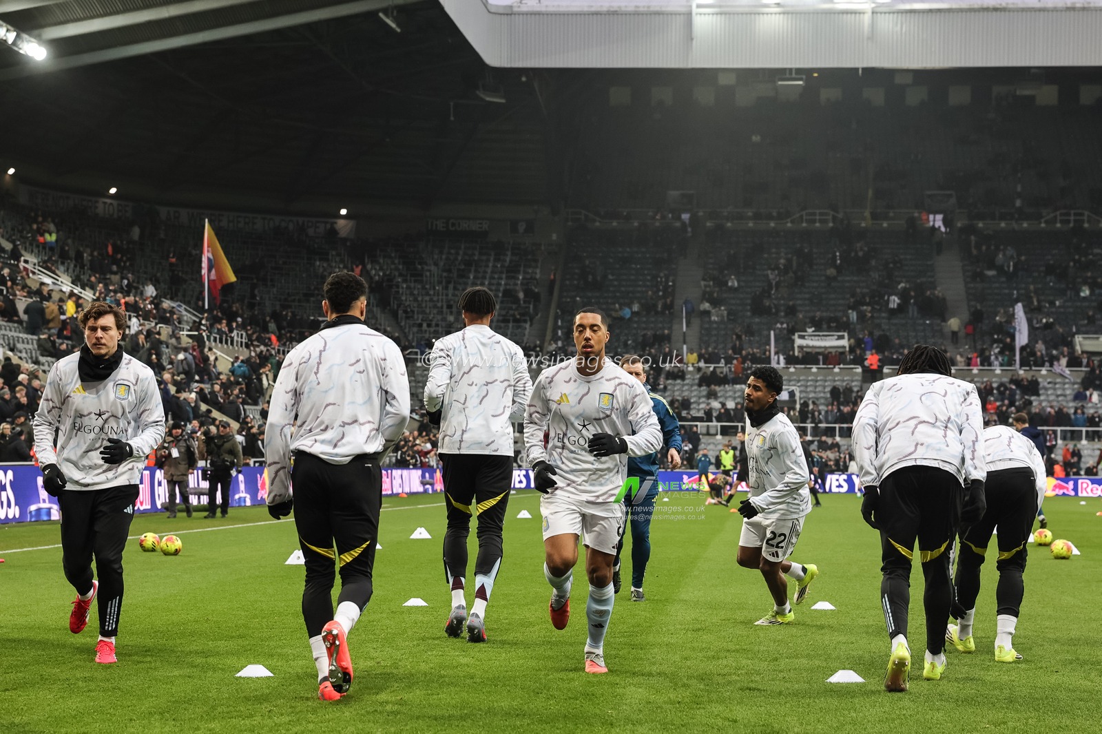 Youri Tielemans of Aston Villa in the pregame warmup session during the Premier League match Newcastle United vs Aston Villa at St. James's Park, Newcastle, United Kingdom, 25th January 2026

(Photo by Mark Cosgrove/News Images)