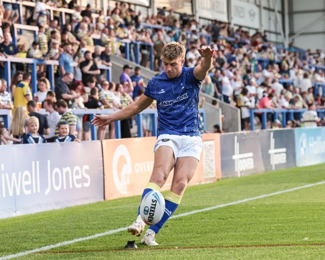 Ewan Irwin of Warrington Wolves in the pre-game warm up during the Betfred Super League round 23 match Warrington Wolves vs York Knights at The Halliwell Jones Stadium, Warrington, United Kingdom on 13 August 2026

(Photo by Mark Cosgrove/News Images)