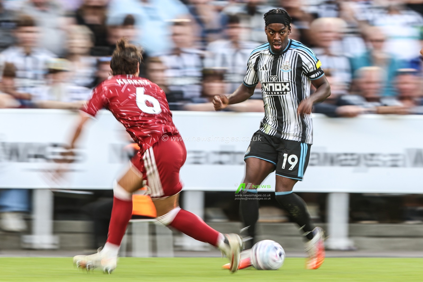 Anthony Elanga of Newcastle United breaks with the ball tracked by Milos Kerkez of Liverpool during the Premier League match Newcastle Untied vs Liverpool at St. James's Park, Newcastle, United Kingdom on 23 August 2026

(Photo by Alfie Cosgrove/News Images)