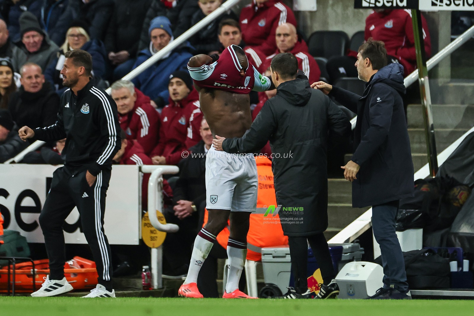 Michail Antonio of West Ham United replaces this shirt on the touchline during the Premier League match Newcastle United vs West Ham United at St. James's Park, Newcastle, United Kingdom, 25th November 2024

(Photo by Mark Cosgrove/News Images)