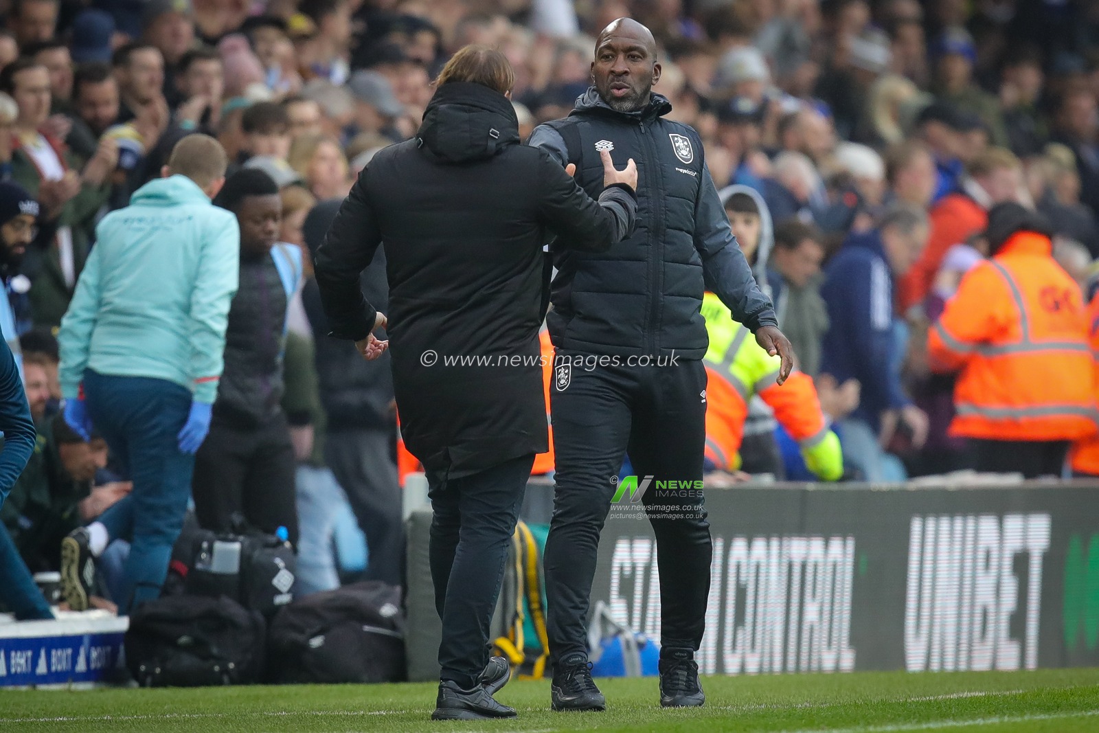 Daniel Farke manager of Leeds United shakes hands with Darren Moore manager of Huddersfield Town at full time after the Sky Bet Championship match Leeds United vs Huddersfield Town at Elland Road, Leeds, United Kingdom, 28th October 2023

(Photo by James Heaton/News Images)