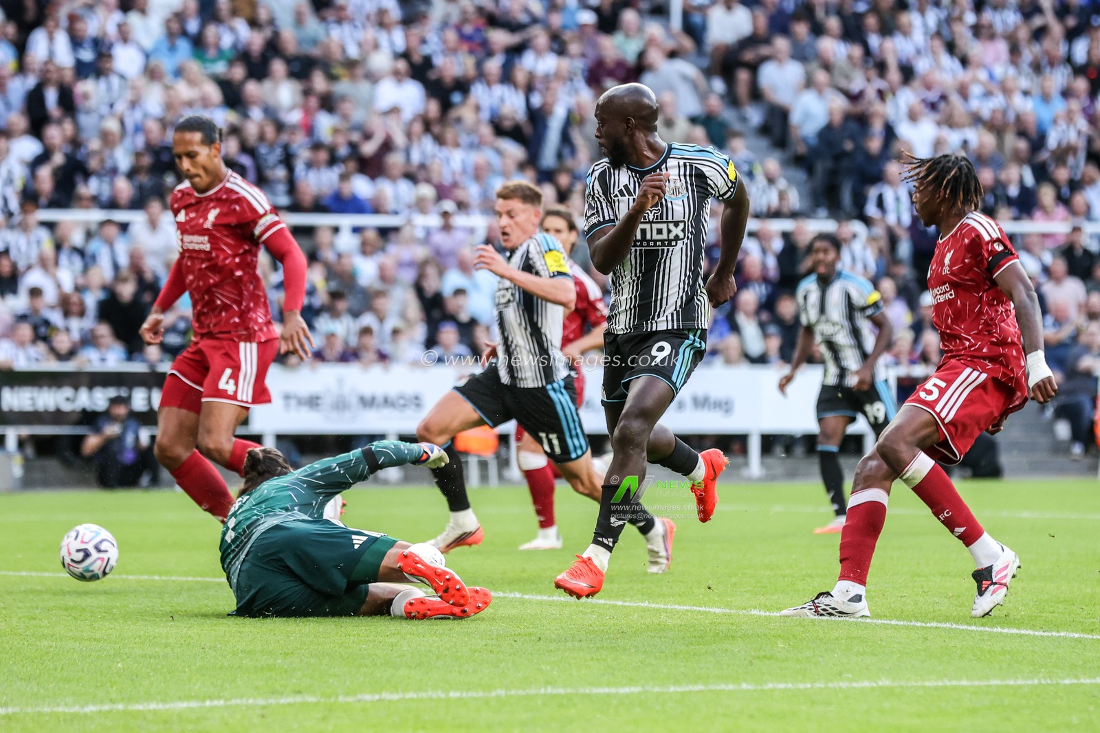 Yoane Wissa of Newcastle United takes a shot on goal during the Premier League match Newcastle Untied vs Liverpool at St. James's Park, Newcastle, United Kingdom on 23 August 2026

(Photo by Alfie Cosgrove/News Images)