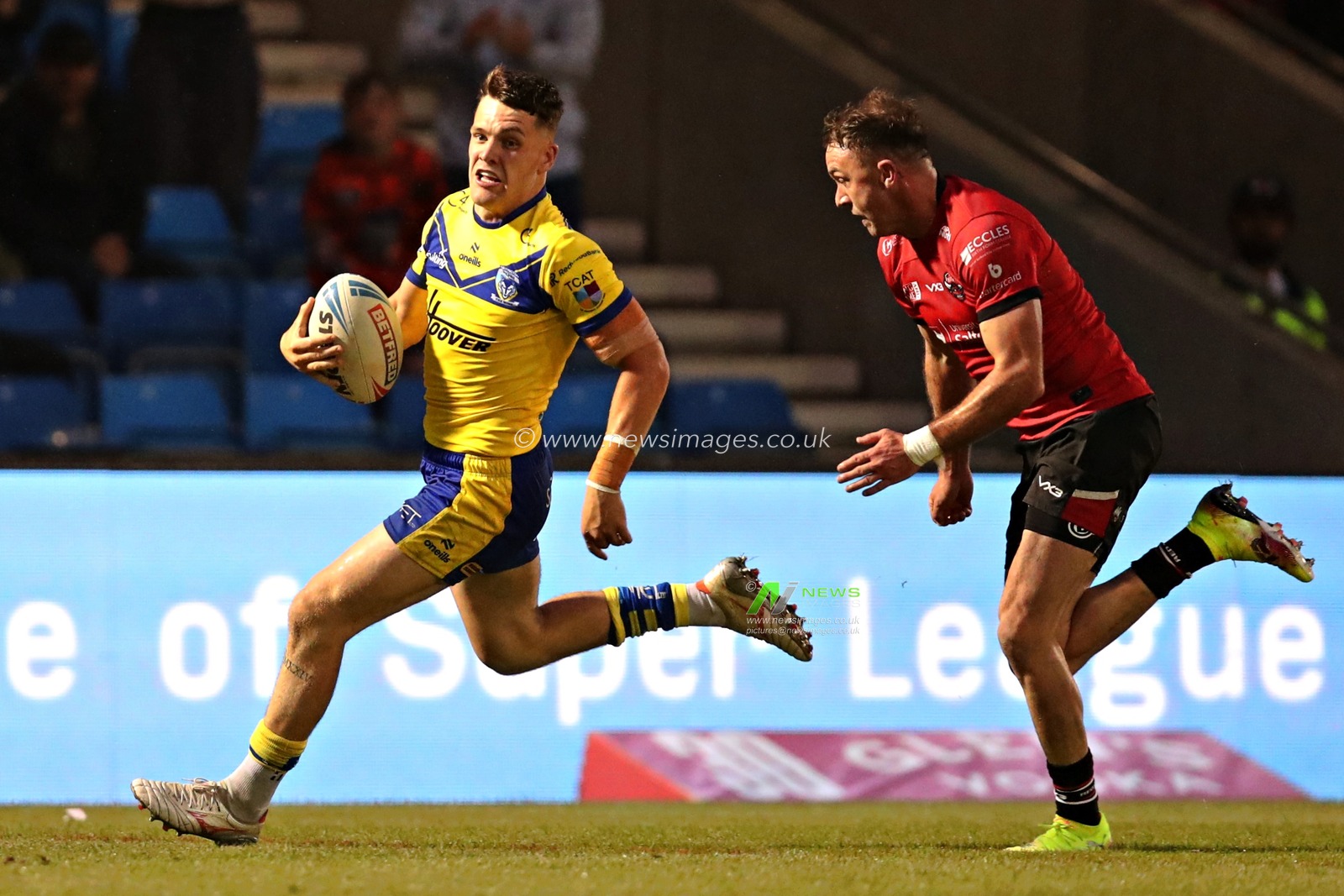 Ryan Brierley of Salford Red Devils pressures Josh Thewlis of Warrington Wolves during the Betfred Super League round 17 match Salford Red Devils vs Warrington Wolves at Salford Community Stadium, Eccles, United Kingdom, 4th July 2025(Photo by Sam Eaden/News Images)