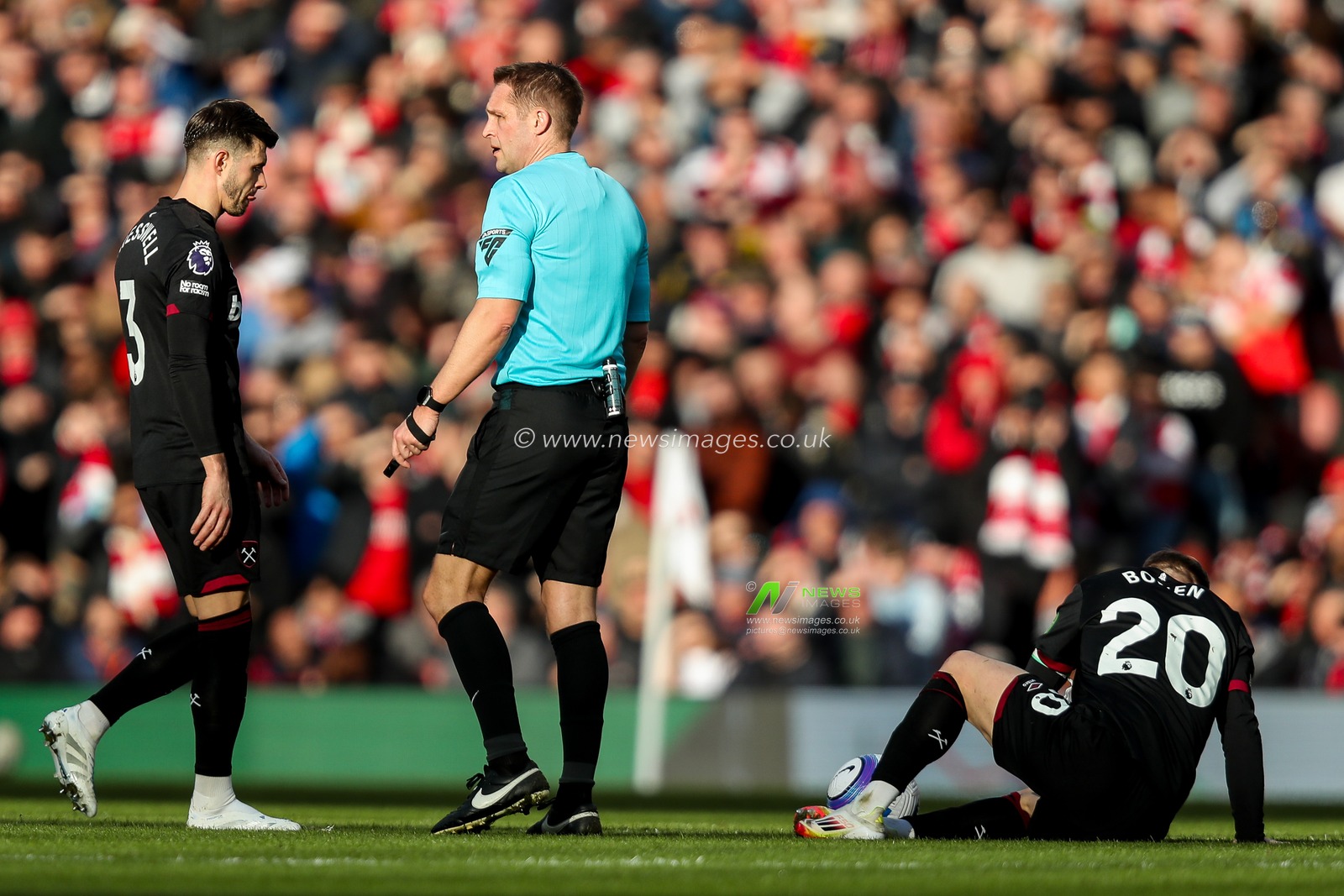 Jarrod Bowen of West Ham United goes down with injury during the Premier League match Arsenal vs West Ham United at Emirates Stadium, London, United Kingdom, 22nd February 2025

(Photo by Izzy Poles/News Images)
