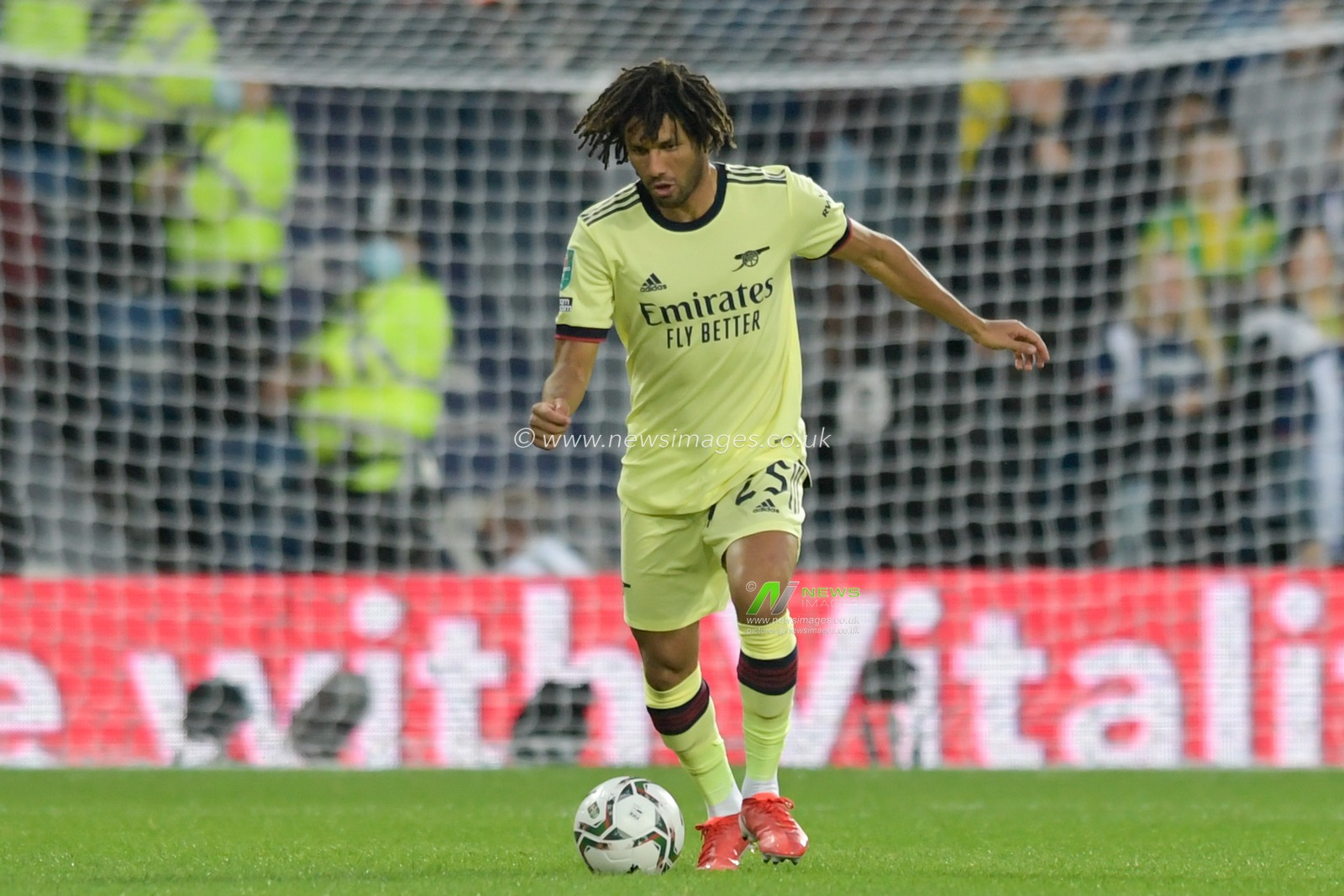 Mohamed Elneny #25 of Arsenal with the ball