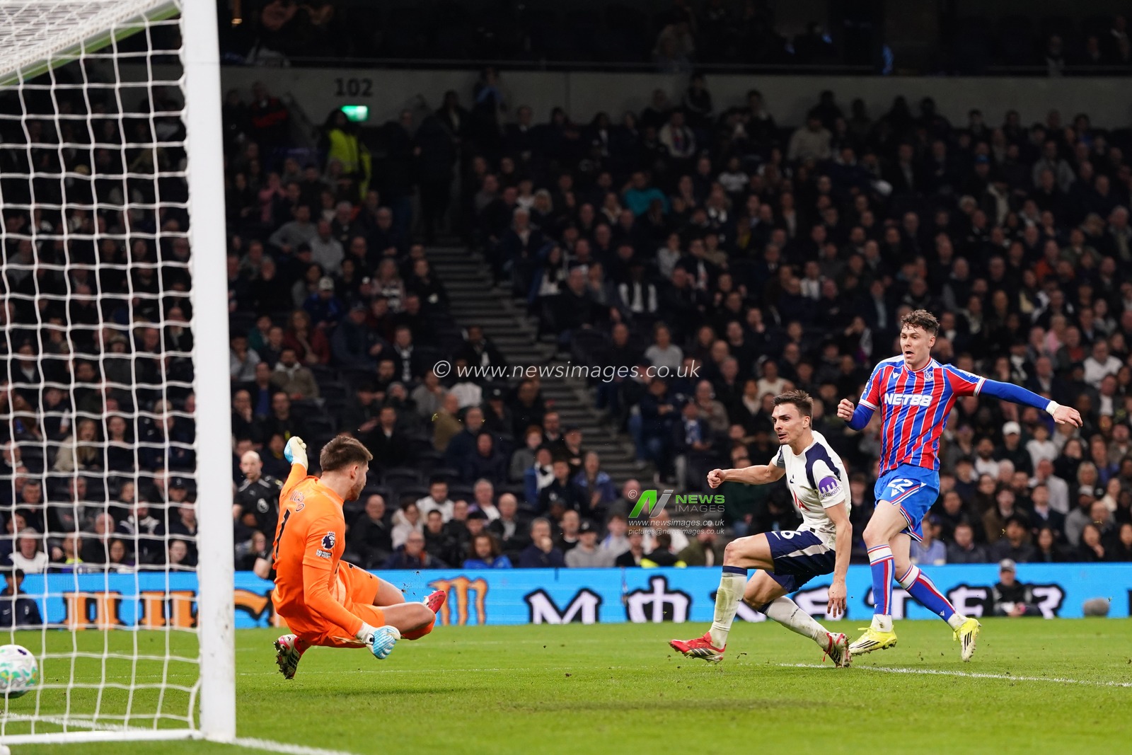 Jorgen Strand Larsen of Crystal Palace scores to make it 1-2 during the Premier League match Tottenham Hotspur vs Crystal Palace at Tottenham Hotspur Stadium, London, United Kingdom on 05 March 2026

(Photo by Harvey Murphy/News Images)