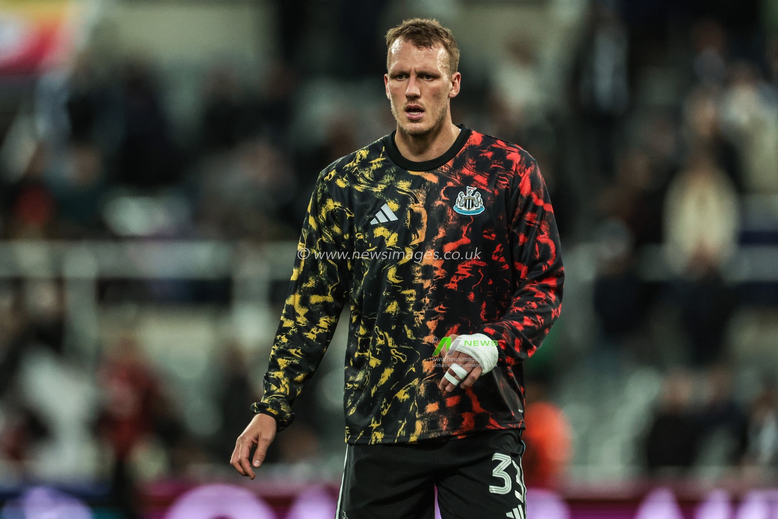 Dan Burn of Newcastle United in the pregame warmup session during the UEFA Champions League Matchday 3 of 8 Newcastle United vs Benfica at St. James's Park, Newcastle, United Kingdom, 21st October 2025

(Photo by Mark Cosgrove/News Images)