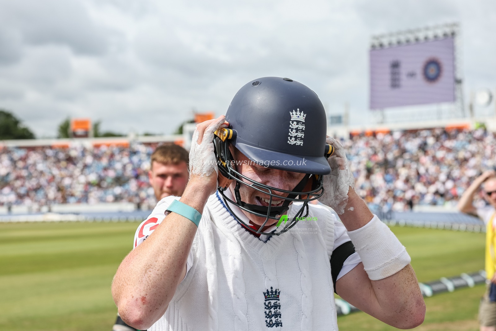 Ollie Pope of England pops his helmet on as he goes out to bat during the 1st Rothesay Test Match, Day 3 England vs India at Headingley Cricket Ground, Leeds, United Kingdom, 22nd June 2025

(Photo by Mark Cosgrove/News Images)