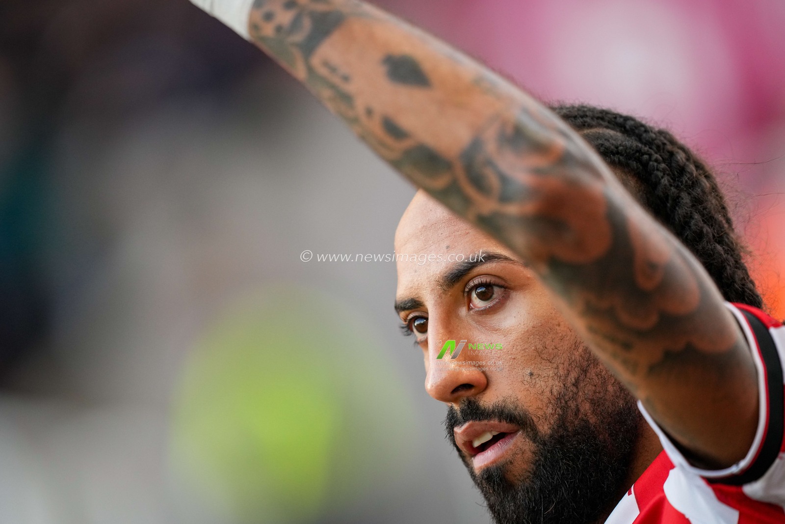 Sorba Thomas of Stoke City prepares to take a corner kick during the Sky Bet Championship match Stoke City vs Swansea City at Bet365 Stadium, Stoke-on-Trent, United Kingdom, 13th December 2025

(Photo by Maynard Manyowa/News Images)

*** GER AUT SUI OUT ***