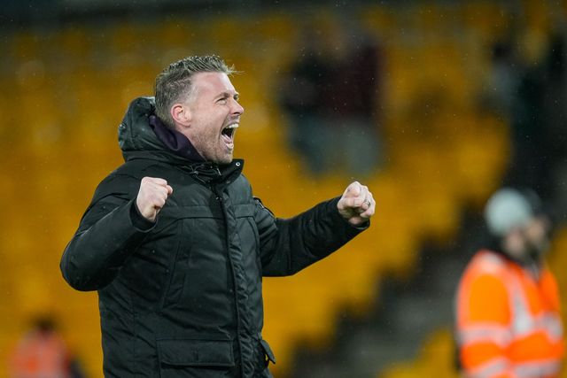 Rob Edwards manager of Wolverhampton Wanderers applauds the fans after the final whistle  during the Premier League match Wolverhampton Wanderers vs Aston Villa at Molineux, Wolverhampton, United Kingdom on 27 February 2026

(Photo by Maynard Manyowa/News Images)