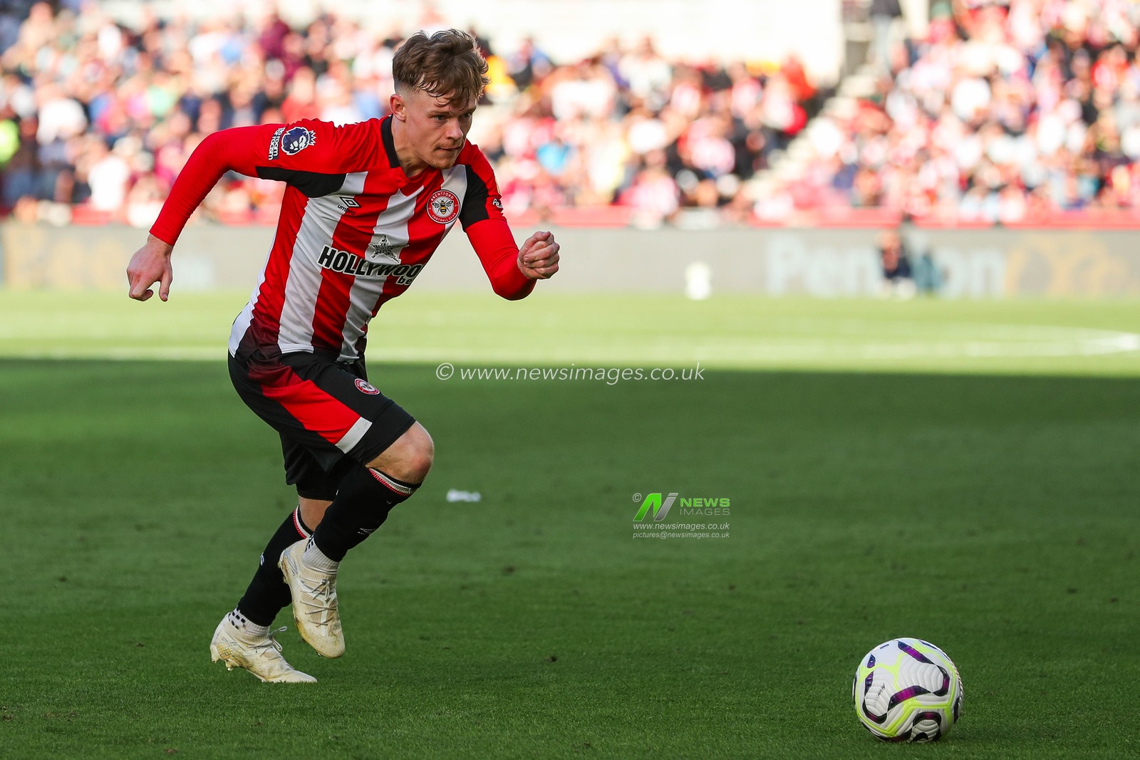 Keane Lewis-Potter of Brentford runs with the ball during the Premier League match Brentford vs West Ham United at The Gtech Community Stadium, London, United Kingdom, 28th September 2024

(Photo by Izzy Poles/News Images)