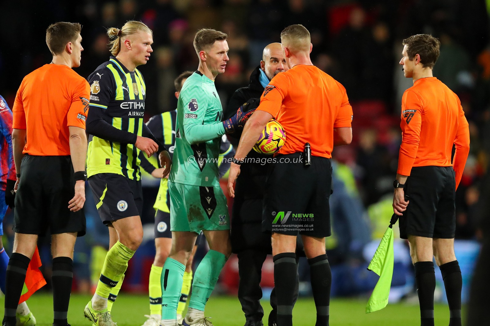 Pep Guardiola of Manchester City speaks to Referee Robert Jones after the teams draw following the Premier League match Crystal Palace vs Manchester City at Selhurst Park, London, United Kingdom, 7th December 2024

(Photo by Izzy Poles/News Images)