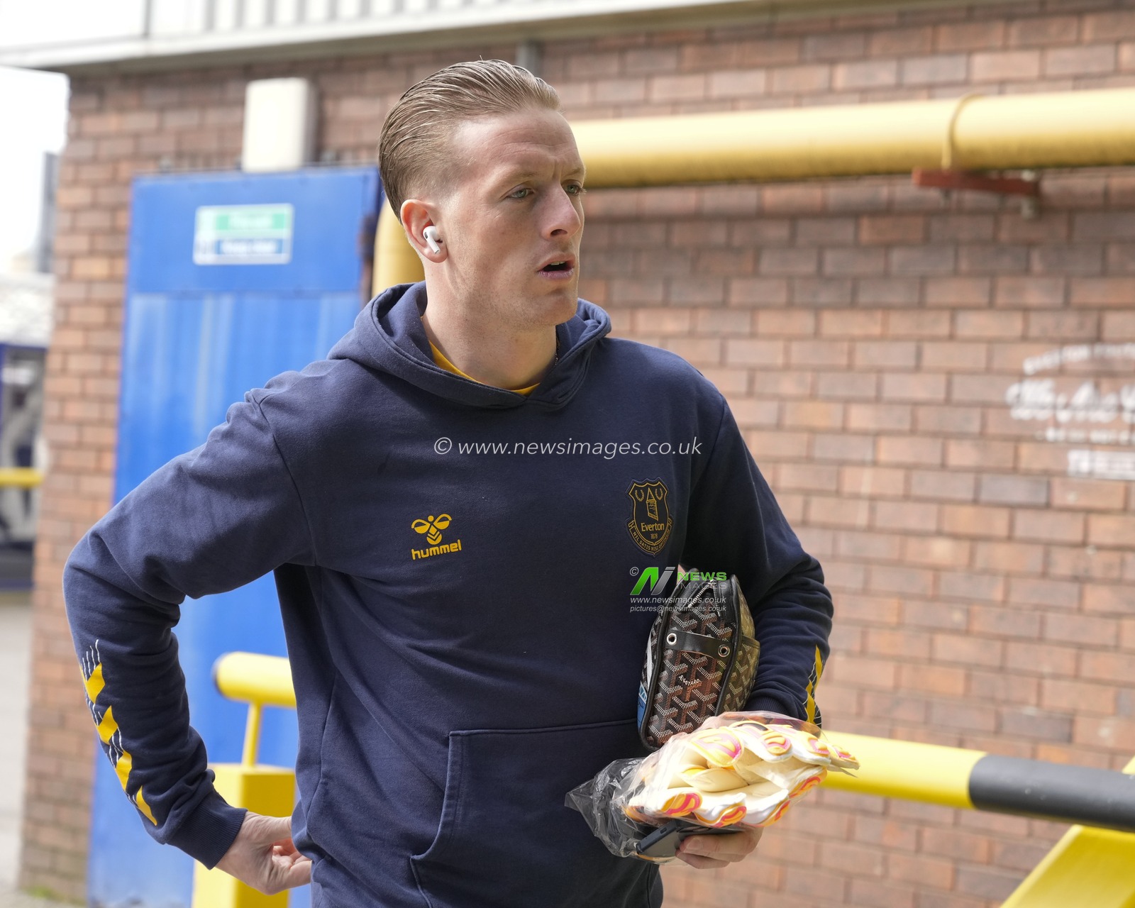Jordan Pickford of Everton arrives at the stadium before the Premier League match Everton vs Nottingham Forest at Goodison Park, Liverpool, United Kingdom, 21st April 2024

(Photo by Steve Flynn/News Images)