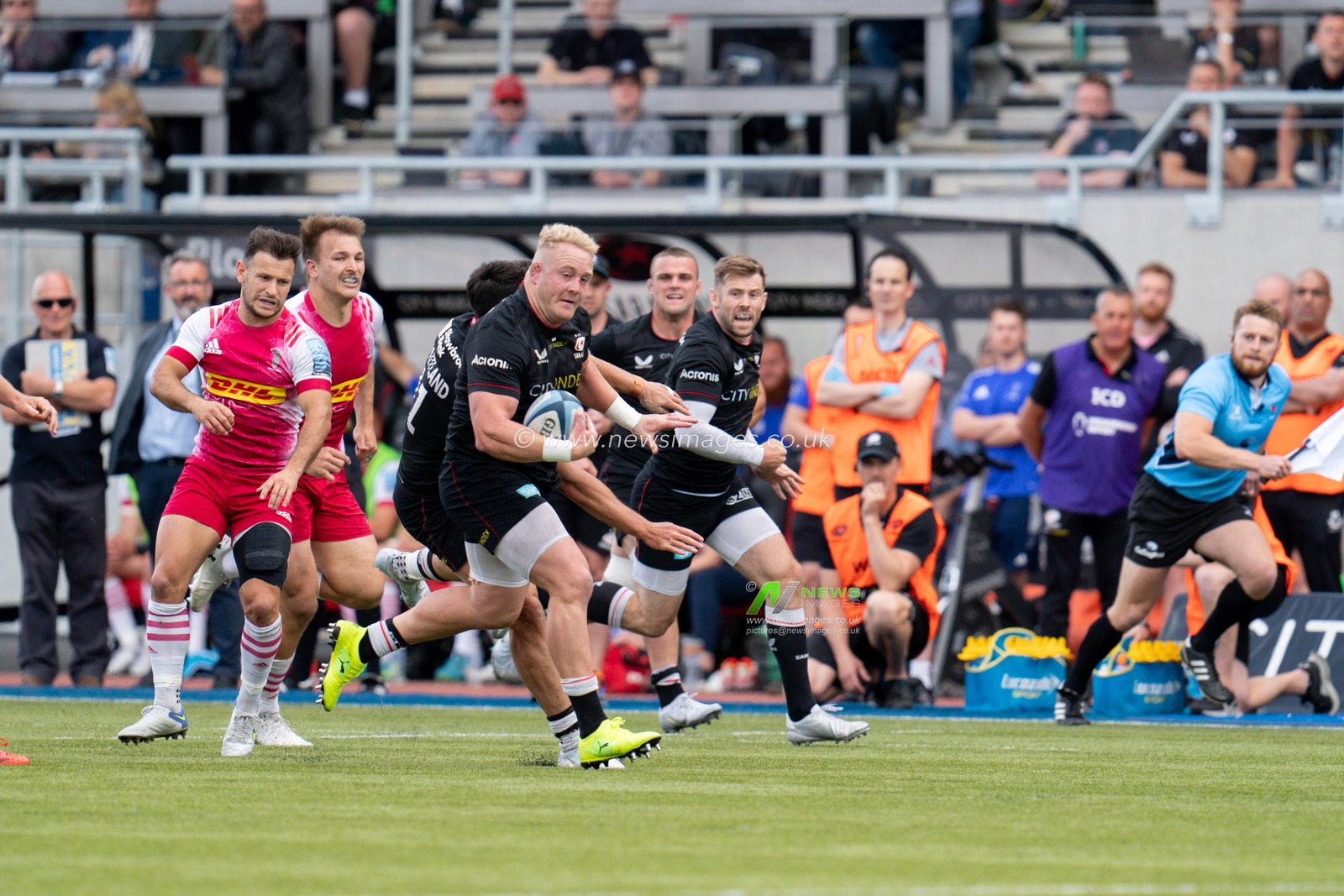 Vincent Koch #3 of Saracens sets up the try for  Aled Davies #9 of Saracens