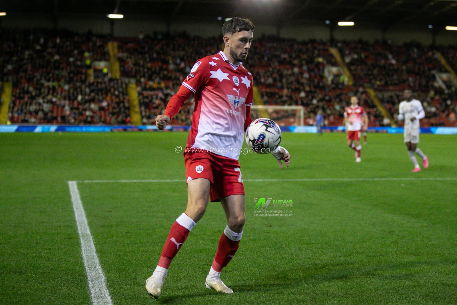 Corey O'Keeffe #22 of Barnsley controls the ball during the Sky Bet League 1 match Barnsley vs Portsmouth at Oakwell, Barnsley, United Kingdom, 19th September 2023

(Photo by Alfie Cosgrove/News Images)