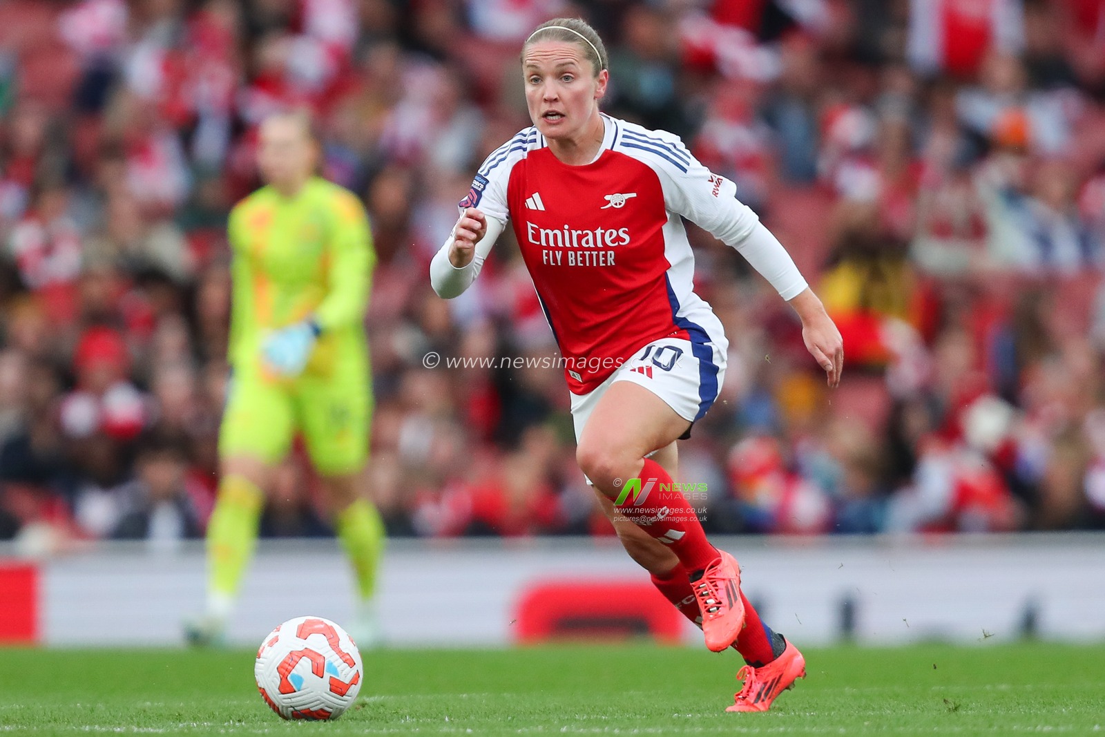 Kim Little of Arsenal runs with the ball during the The FA Women's Super League match Arsenal Women vs Everton Women at Emirates Stadium, London, United Kingdom, 6th October 2024

(Photo by Izzy Poles/News Images)