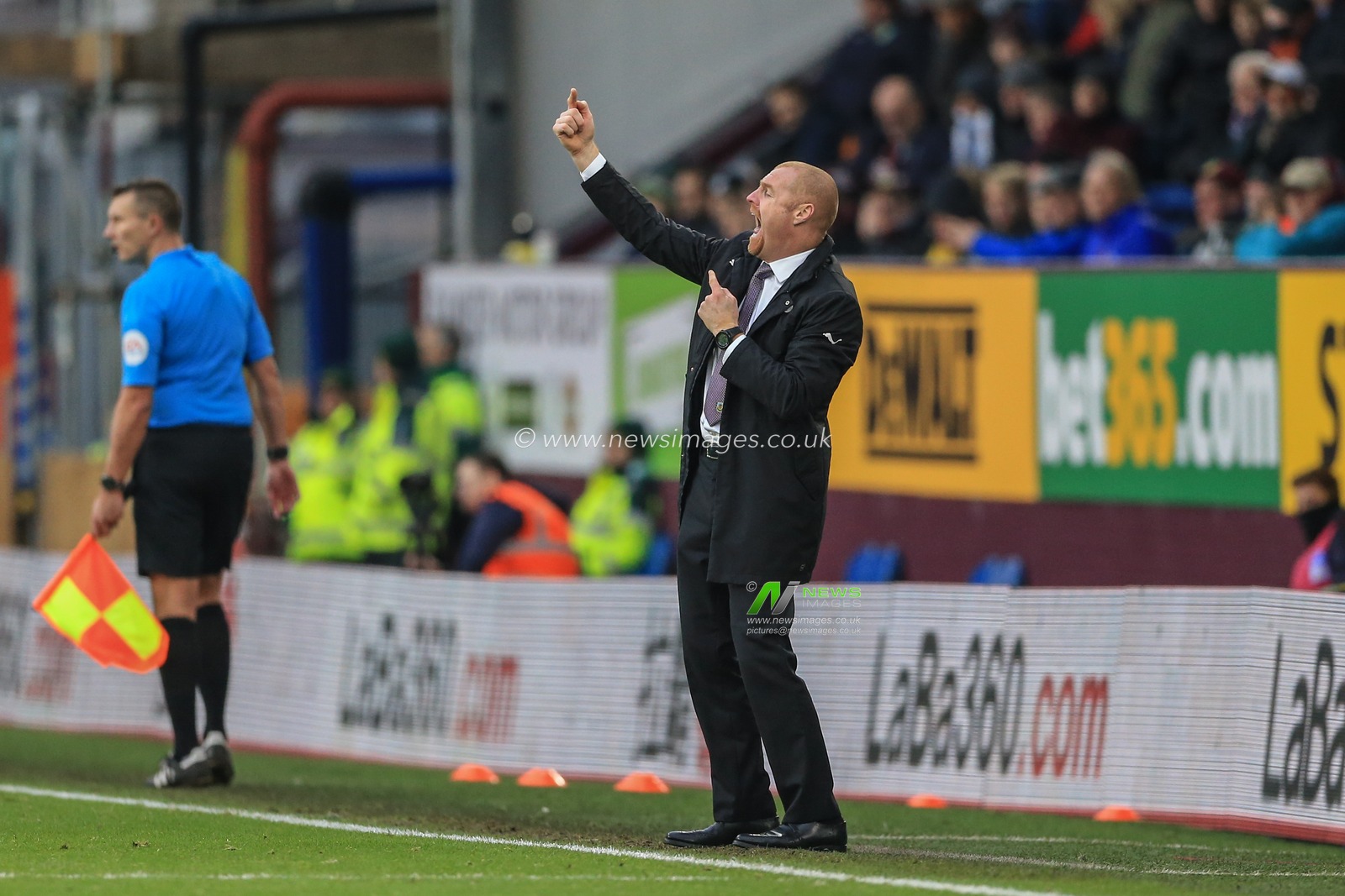5th January 2019, Turf Moor, Burnley, England ; The Emirates FA Cup, 3rd Round, Burnley vs Barnsley : Sean Dyche manager of Burnley gets frustrated as he gives his team instructions

Credit: Mark Cosgrove/News Images

English Football League images are subject to DataCo Licence