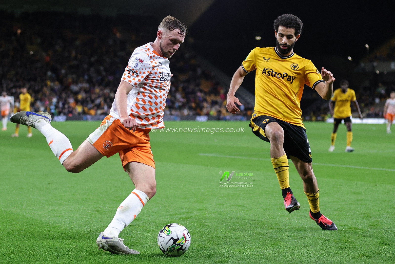 Jensen Weir #15 of Blackpool crosses the ball during the Carabao Cup match Wolverhampton Wanderers vs Blackpool at Molineux, Wolverhampton, United Kingdom, 29th August 2023

(Photo by Mark Cosgrove/News Images)