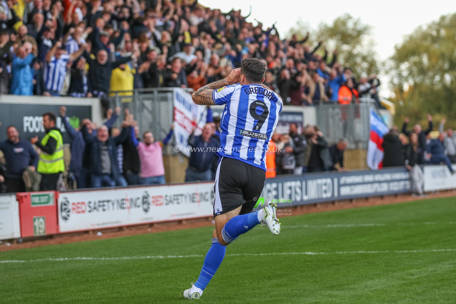 Lee Gregory #9 of Sheffield Wednesday celebrates his goal to make it 0-1 during the Sky Bet League 1 match Cambridge United vs Sheffield Wednesday at Abbey Stadium, Cambridge, United Kingdom, 15th October 2022

(Photo by Gareth Evans/News Images)
