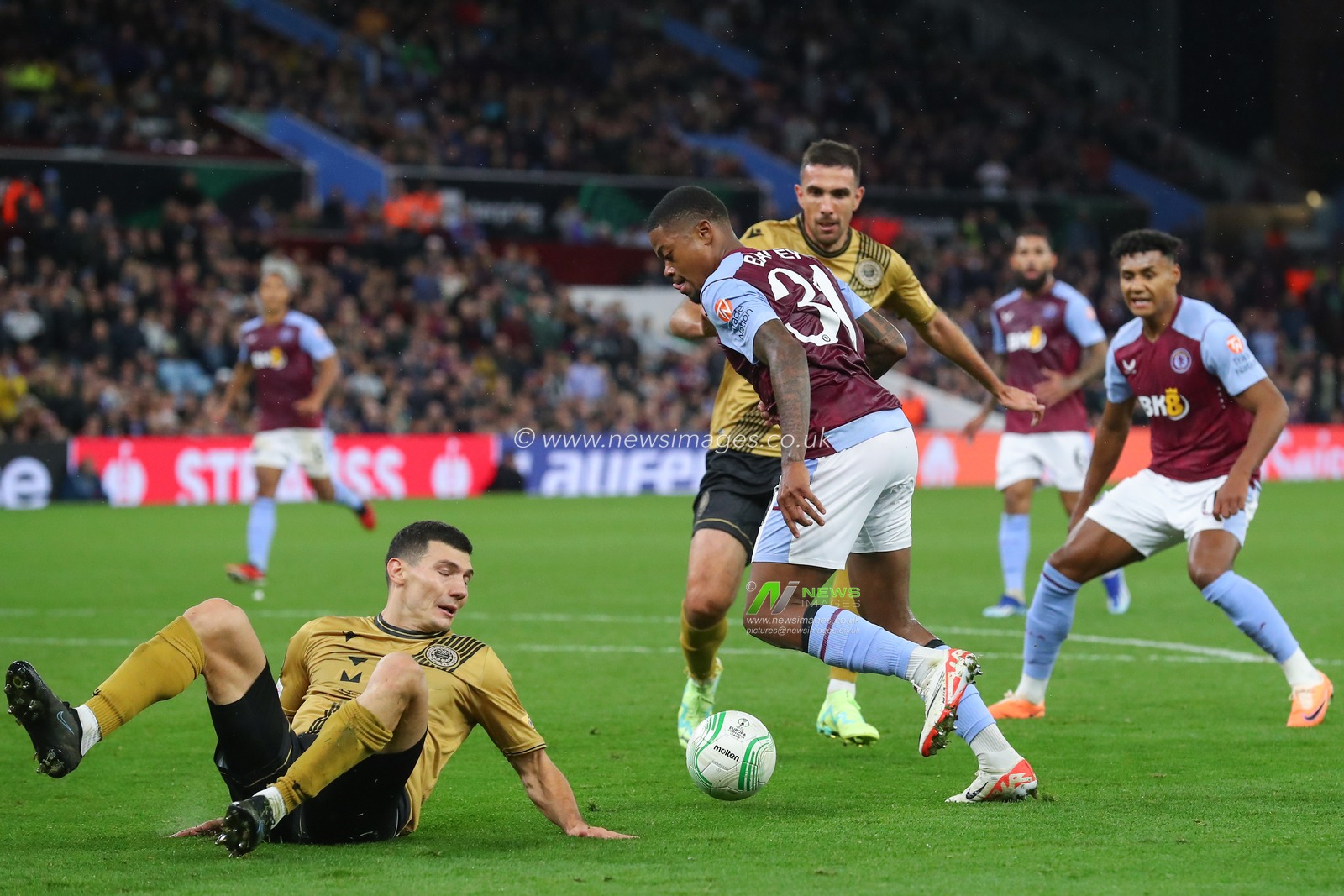 Leon Bailey #31 of Aston Villa goes forward with the ball during the UEFA Europa Conference League match Aston Villa vs HÅ K Zrinjski Mostar at Villa Park, Birmingham, United Kingdom, 5th October 2023

(Photo by Gareth Evans/News Images)