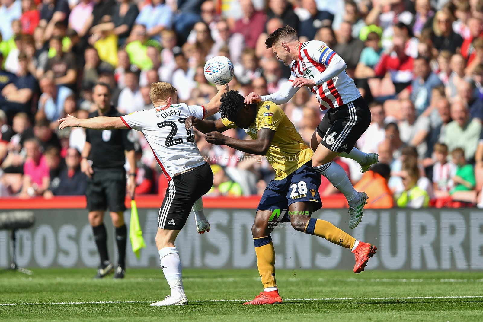 19th April 2019, Bramall Lane, Sheffield, England; Sky Bet Championship, Sheffield United vs Nottingham Forest ; Oliver Norwood (16) of Sheffield United wins the ball over Pele (28) of Nottingham Forest 


Credit: Jon Hobley/News Images

English Football League images are subject to DataCo Licence