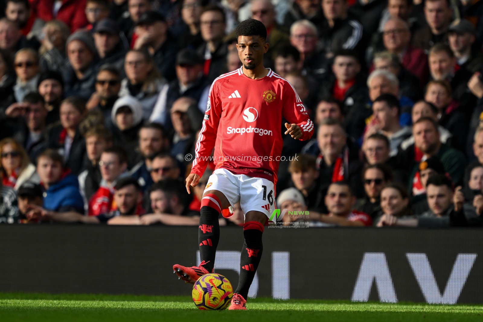 Amad Diallo of Manchester United with the ball during the Premier League match Manchester United vs Everton at Old Trafford, Manchester, United Kingdom, 1st December 2024

(Photo by Craig Thomas/News Images)