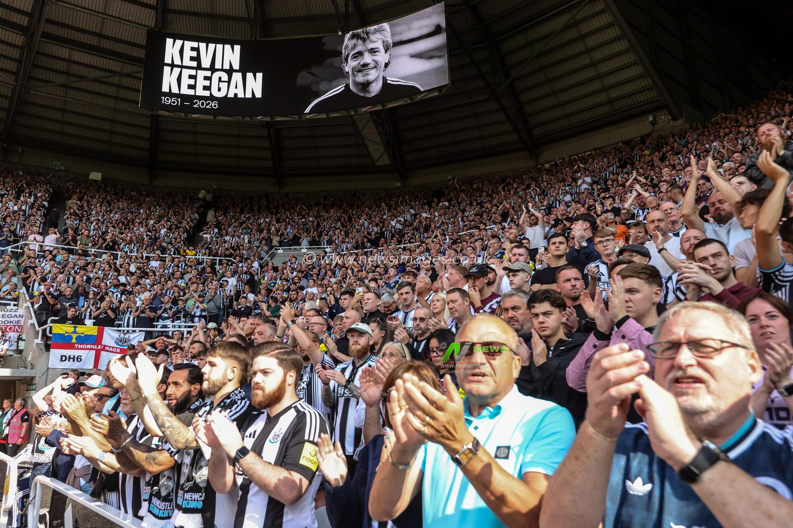 Newcastle fans applaud in memory of Kevin Keegan during the Premier League match Newcastle Untied vs Liverpool at St. James's Park, Newcastle, United Kingdom on 23 August 2026

(Photo by Alfie Cosgrove/News Images)