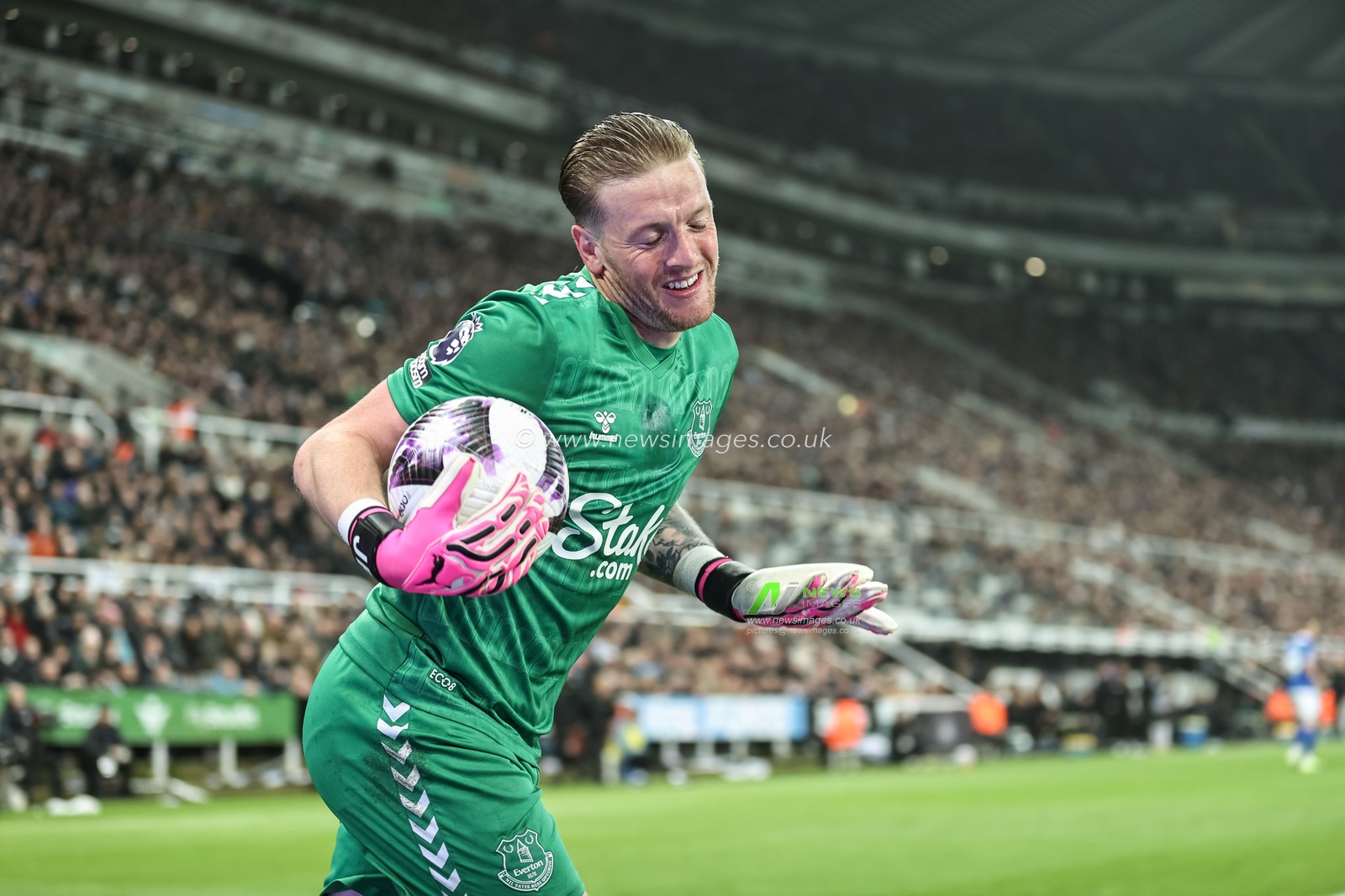 Jordan Pickford of Everton reacts during the Premier League match Newcastle United vs Everton at St. James's Park, Newcastle, United Kingdom, 2nd April 2024

(Photo by Mark Cosgrove/News Images)