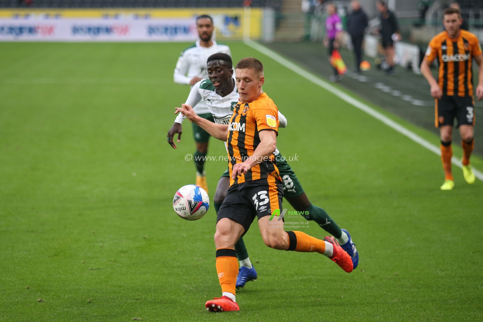 Greg Doherty (33) of Hull City goes to cross the ball into the penalty area