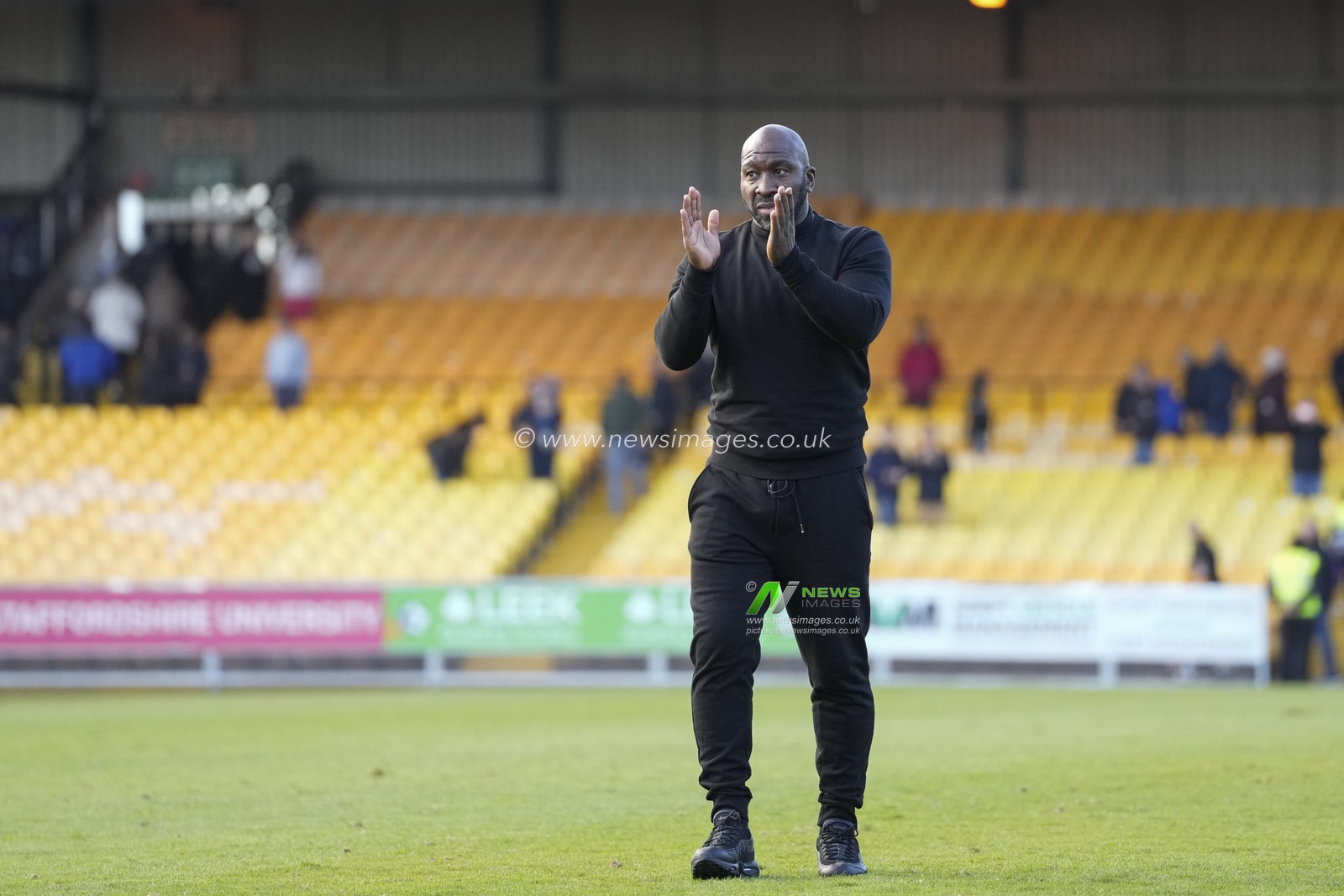 Darren Moore Manager of Sheffield Wednesday salutes the fans after the Sky Bet League 1 match Port Vale vs Sheffield Wednesday at Vale Park, Burslem, United Kingdom, 1st October 2022

(Photo by Steve Flynn/News Images)