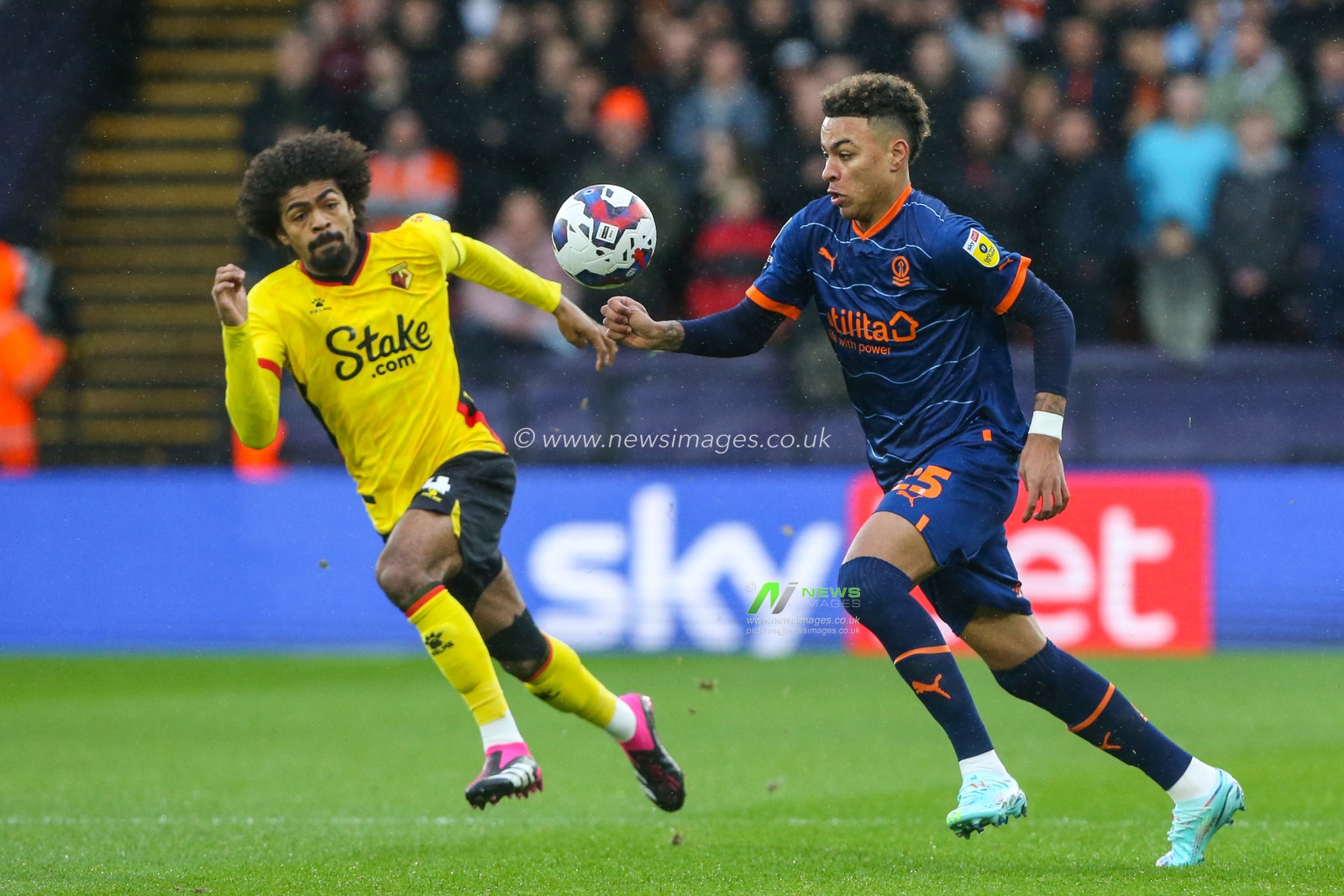 Morgan Rogers #25 of Blackpool on the ball during the Sky Bet Championship match Watford vs Blackpool at Vicarage Road, Watford, United Kingdom, 14th January 2023

(Photo by Arron Gent/News Images)