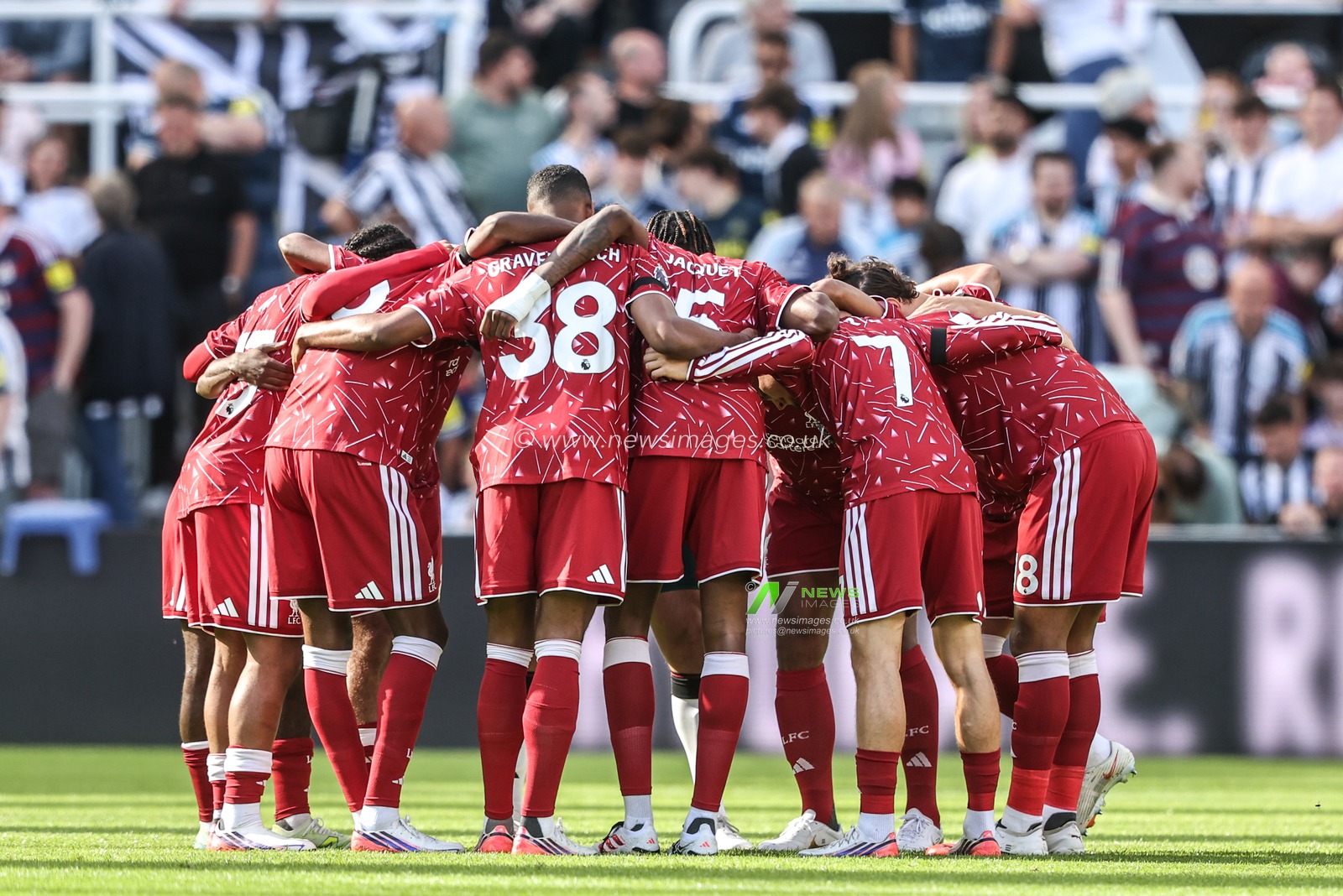 Liverpool have a team huddle before the game during the Premier League match Newcastle Untied vs Liverpool at St. James's Park, Newcastle, United Kingdom on 23 August 2026

(Photo by Alfie Cosgrove/News Images)