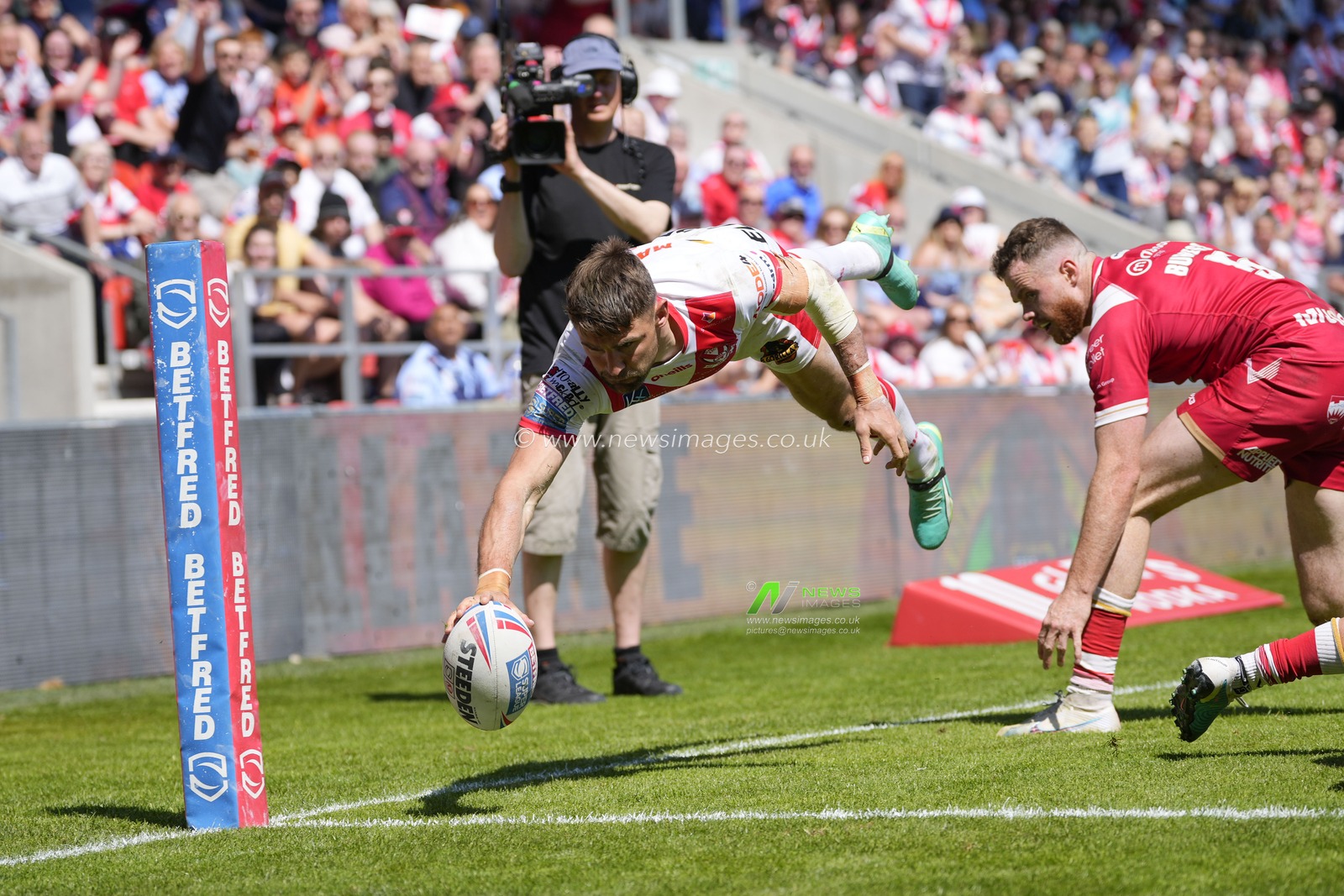 Tommy Makinson #2 of St. Helens dives over the line to score a try during the Betfred Super League Round 12 match St Helens vs Salford Red Devils at Totally Wicked Stadium, St Helens, United Kingdom, 13th May 2023

(Photo by Steve Flynn/News Images)