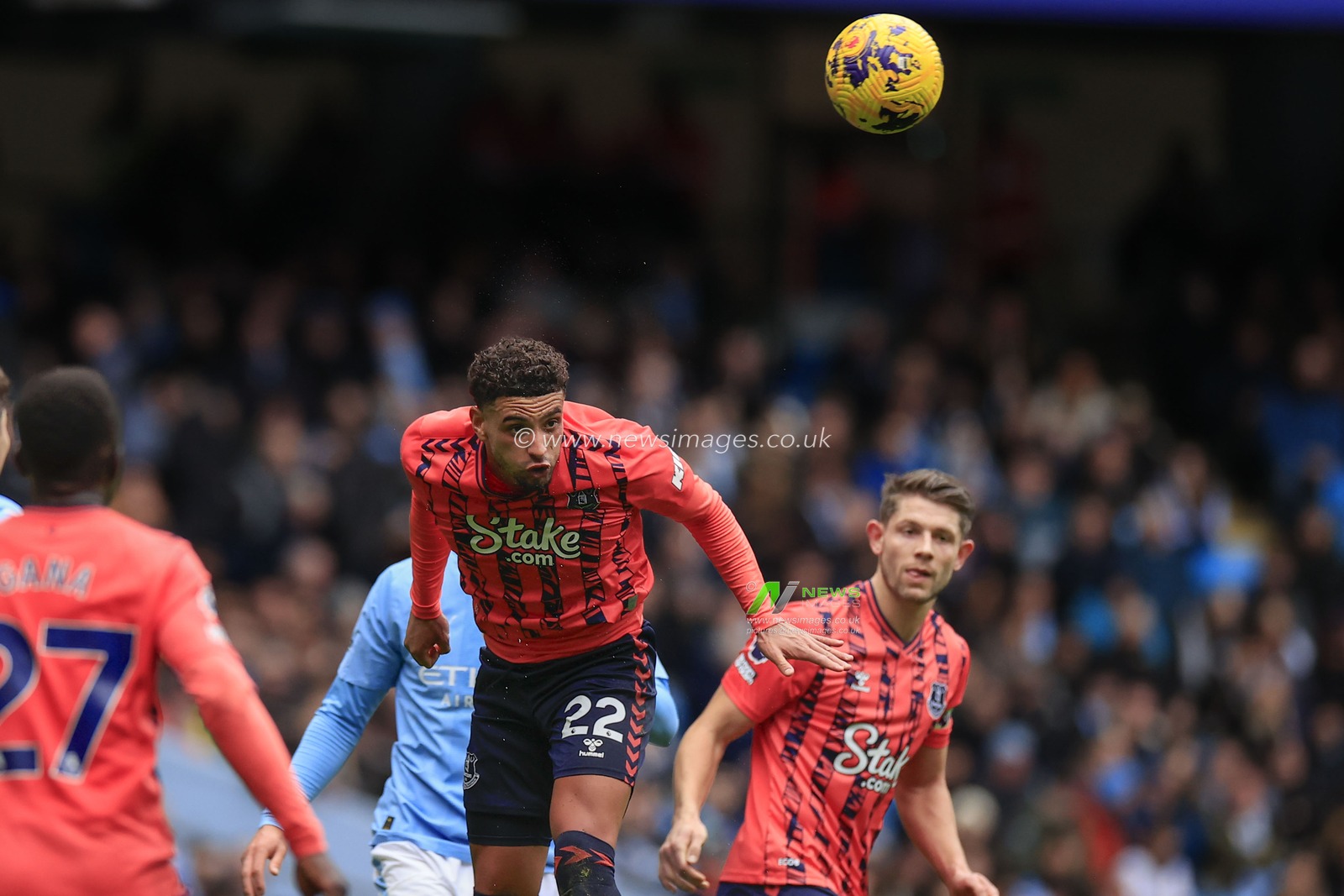 Ben Godfrey of Everton heads the ball forward during the Premier League match Manchester City vs Everton at Etihad Stadium, Manchester, United Kingdom, 10th February 2024

(Photo by Conor Molloy/News Images)