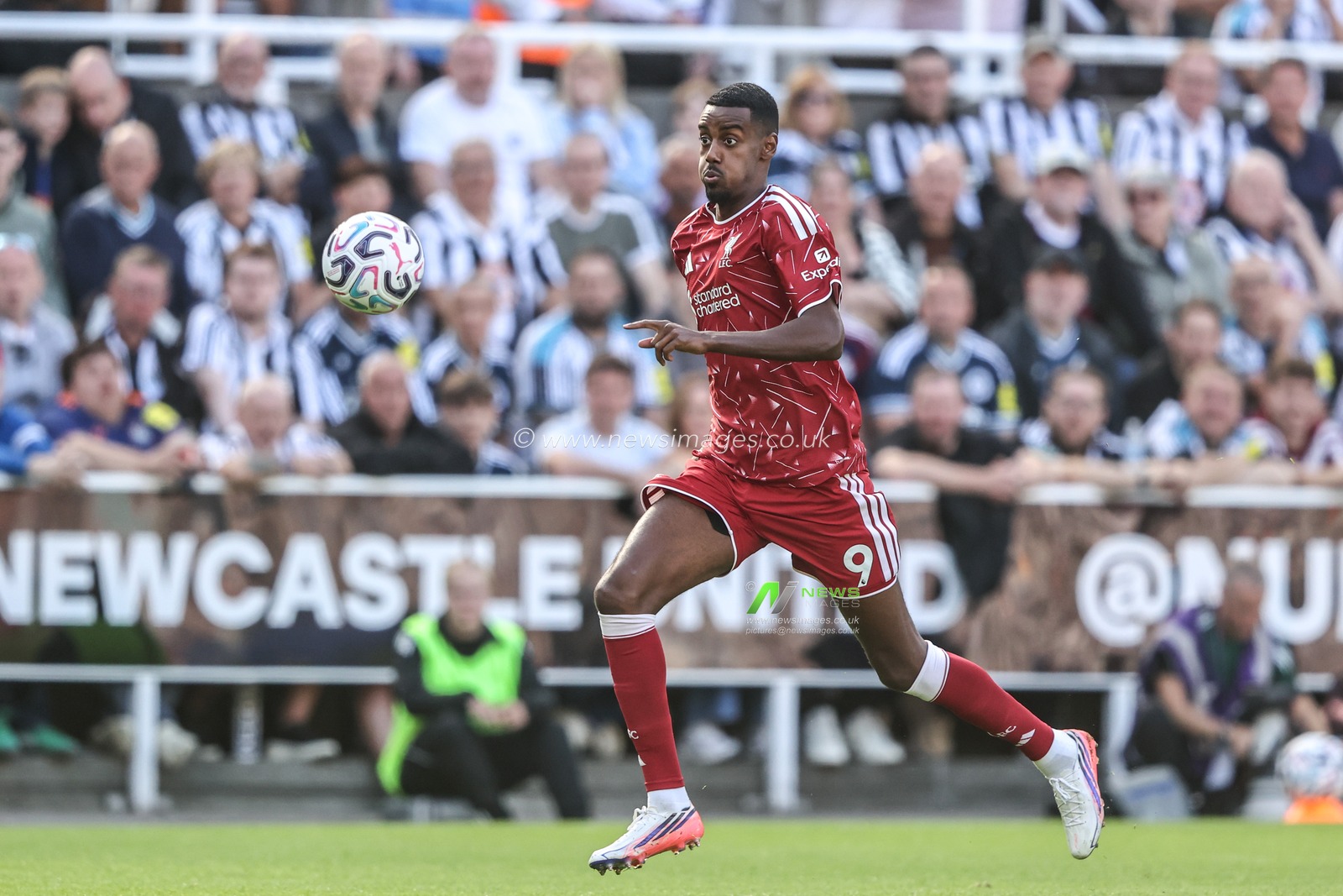 Alexander Isak of Liverpool breaks with the ball during the Premier League match Newcastle Untied vs Liverpool at St. James's Park, Newcastle, United Kingdom on 23 August 2026

(Photo by Alfie Cosgrove/News Images)