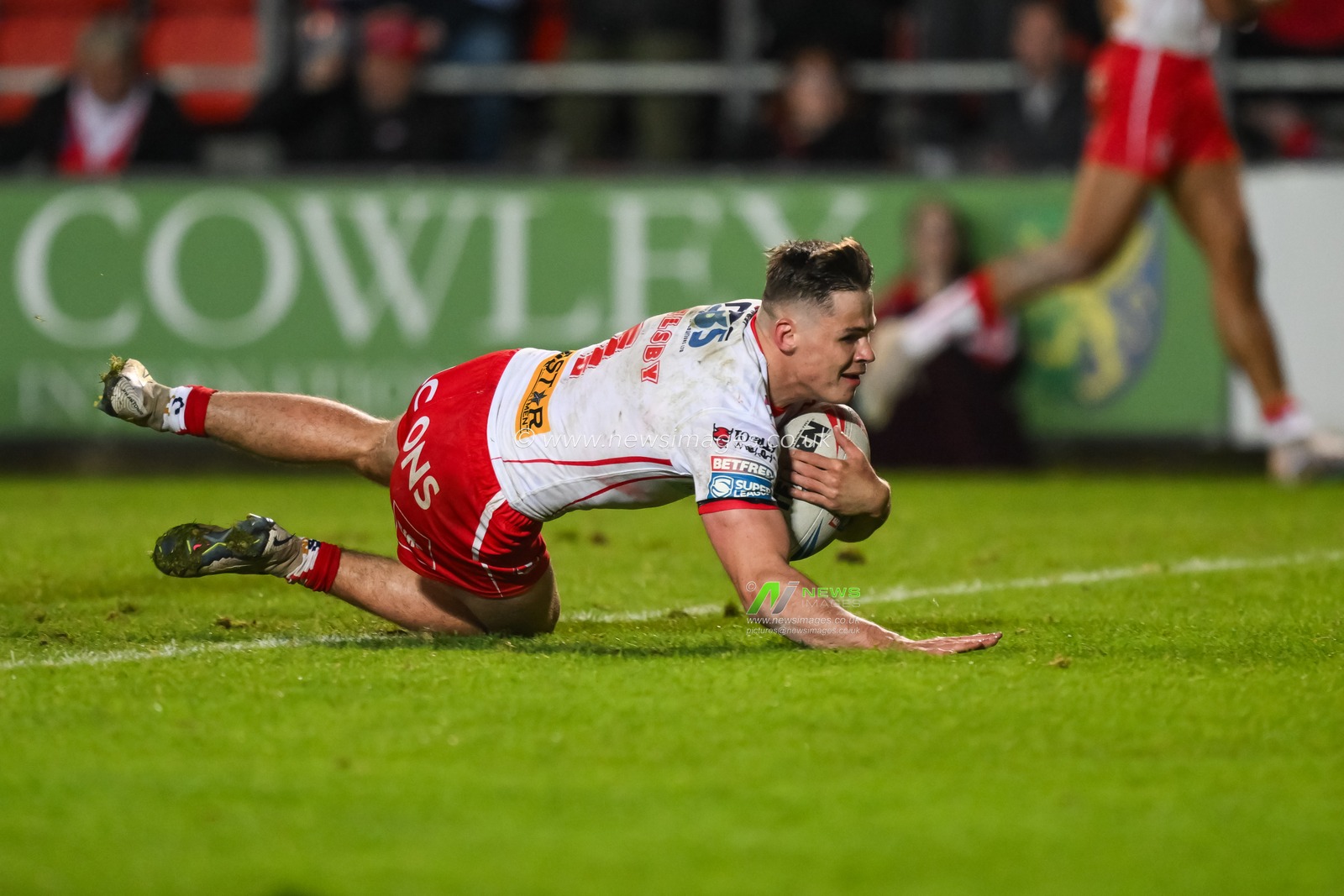 Jack Welsby of St. Helens goes over for a try during the Betfred Super League Round 12 match St Helens vs Leeds Rhinos at Totally Wicked Stadium, St Helens, United Kingdom, 24th May 2024

(Photo by Craig Thomas/News Images)
