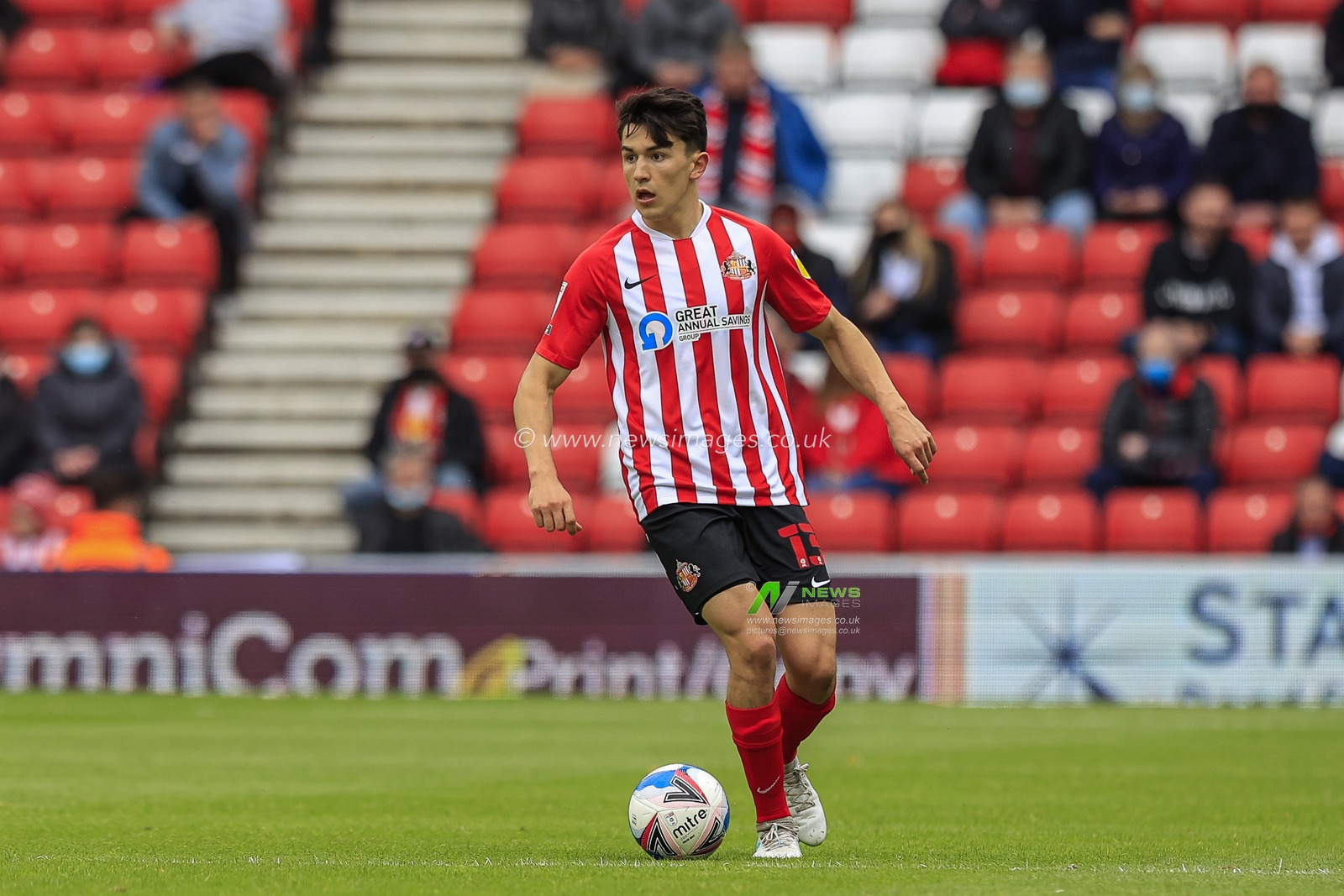 Luke O'Nien #13 of Sunderland in possession of the ball