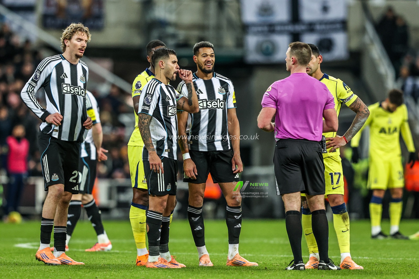 Players surround referee Thomas Bramall as VAR check for a penalty during the Premier League match Newcastle United vs Tottenham Hotspur at St. James's Park, Newcastle, United Kingdom, 2nd December 2025

(Photo by Alfie Cosgrove/News Images)

*** GER AUT SUI OUT ***