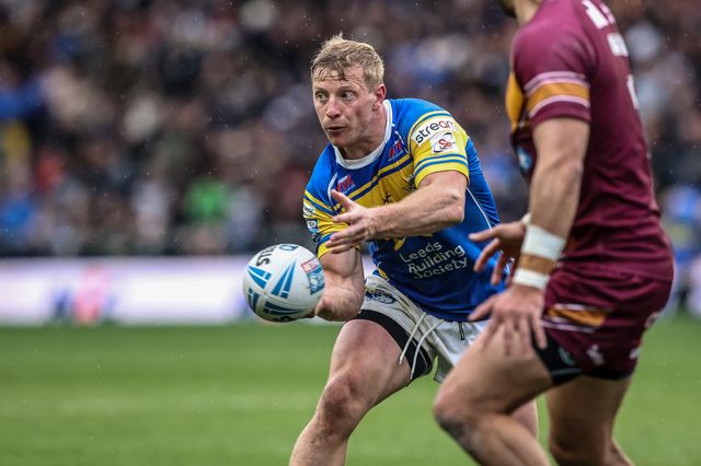 Lachlan Miller of Leeds Rhinos passes the ball during the Betfred Super League Round 8 match Leeds Rhinos vs Huddersfield Giants at Headingley Stadium, Leeds, United Kingdom, 18th April 2025

(Photo by Alfie Cosgrove/News Images)