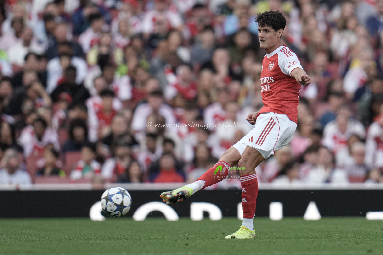 Christian Norgaard of Arsenal plays a forward pass during the Pre-season friendly match Arsenal vs Villarreal at Emirates Stadium, London, United Kingdom, 6th August 2025

(Photo by Harvey Murphy/News Images)