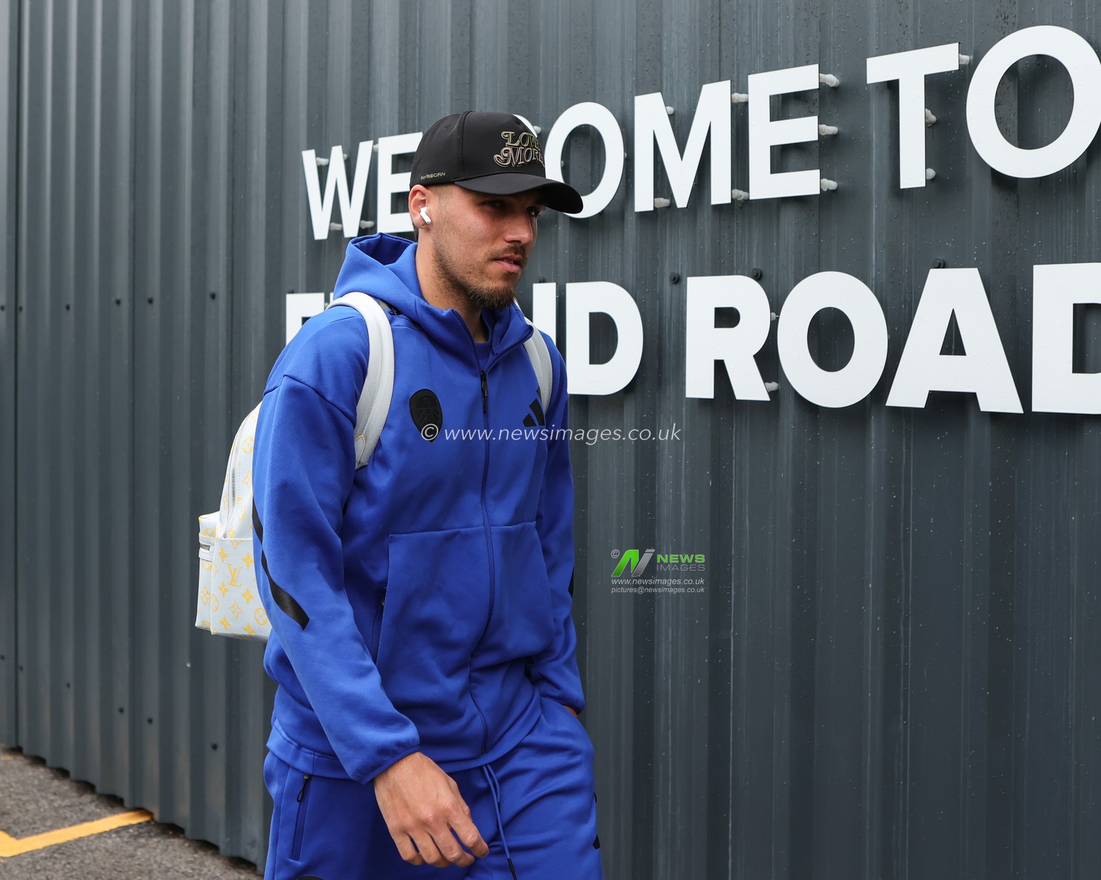 Joël Piroe of Leeds United arrives a head of  the Premier League match Leeds United vs Tottenham Hotspur at Elland Road, Leeds, United Kingdom, 4th October 2025

(Photo by Richard Bierton/News Images)