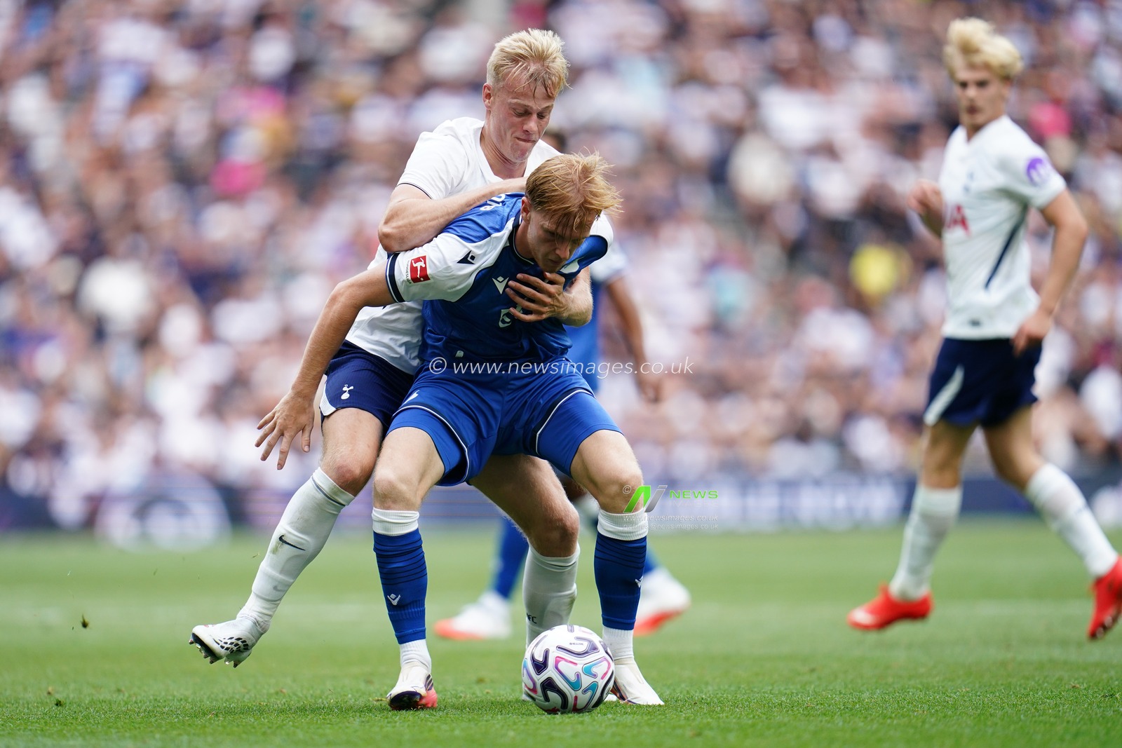 Jan Van Hecke of Tottenham Hotspur battles for the ball during the pre-season friendly match Tottenham Hotspur vs Hoffenheim at Tottenham Hotspur Stadium, London, United Kingdom on 15 August 2026

(Photo by Harvey Murphy/News Images)