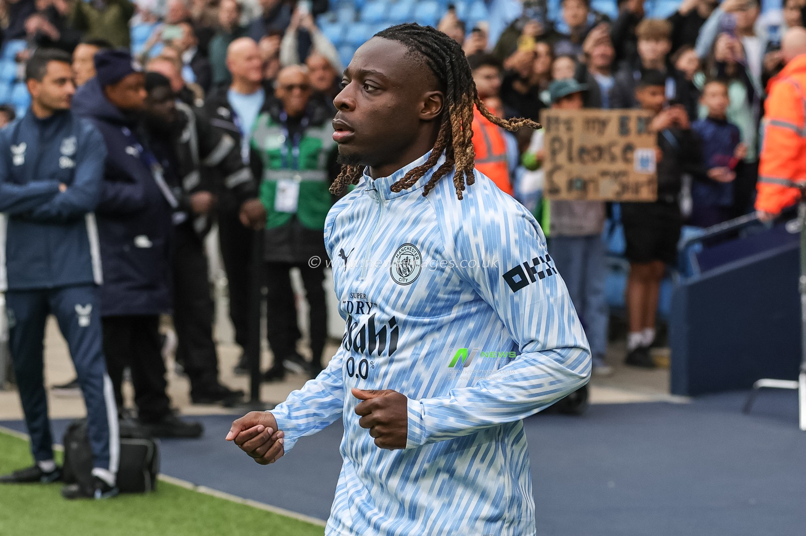 Jeremy Doku of Manchester City in the pregame warmup session during the Premier League match Manchester City vs Everton at Etihad Stadium, Manchester, United Kingdom, 18th October 2025

(Photo by Mark Cosgrove/News Images)