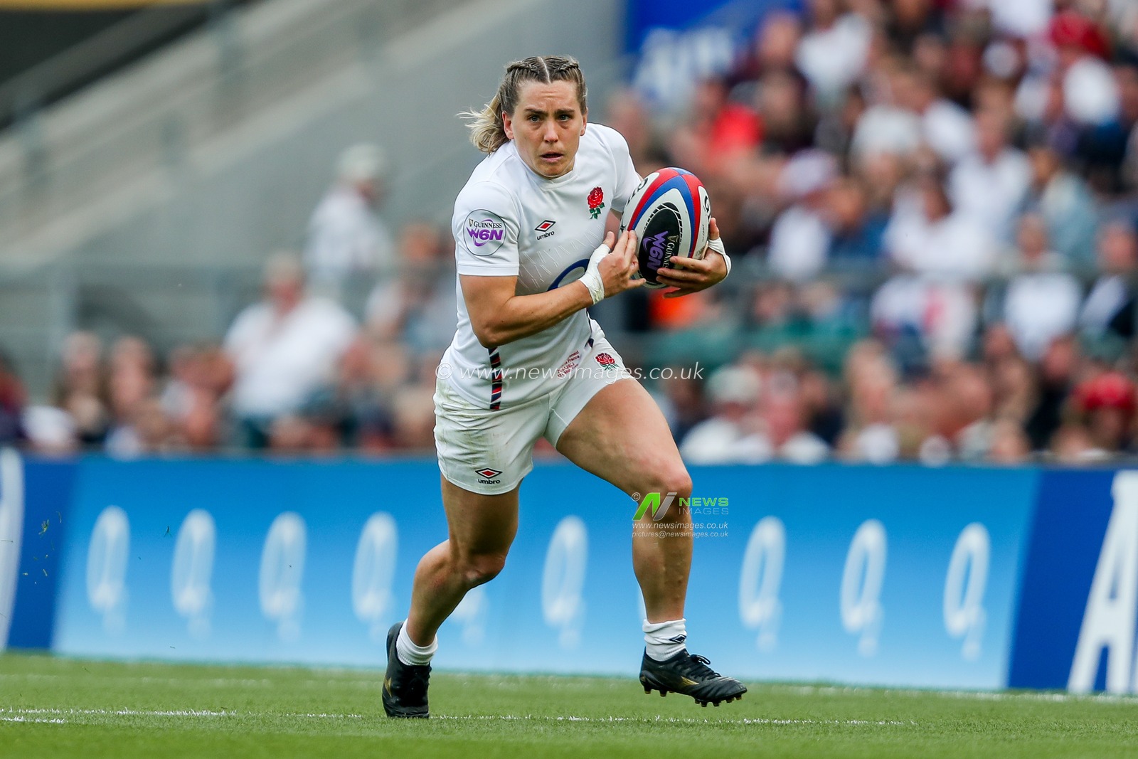 Claudia Macdonald of England Women breaks with the ball during the 2025 Guinness Womenâ€™s Six Nations match England vs France at Allianz Stadium, Twickenham, United Kingdom, 26th April 2025

(Photo by Izzy Poles/News Images)