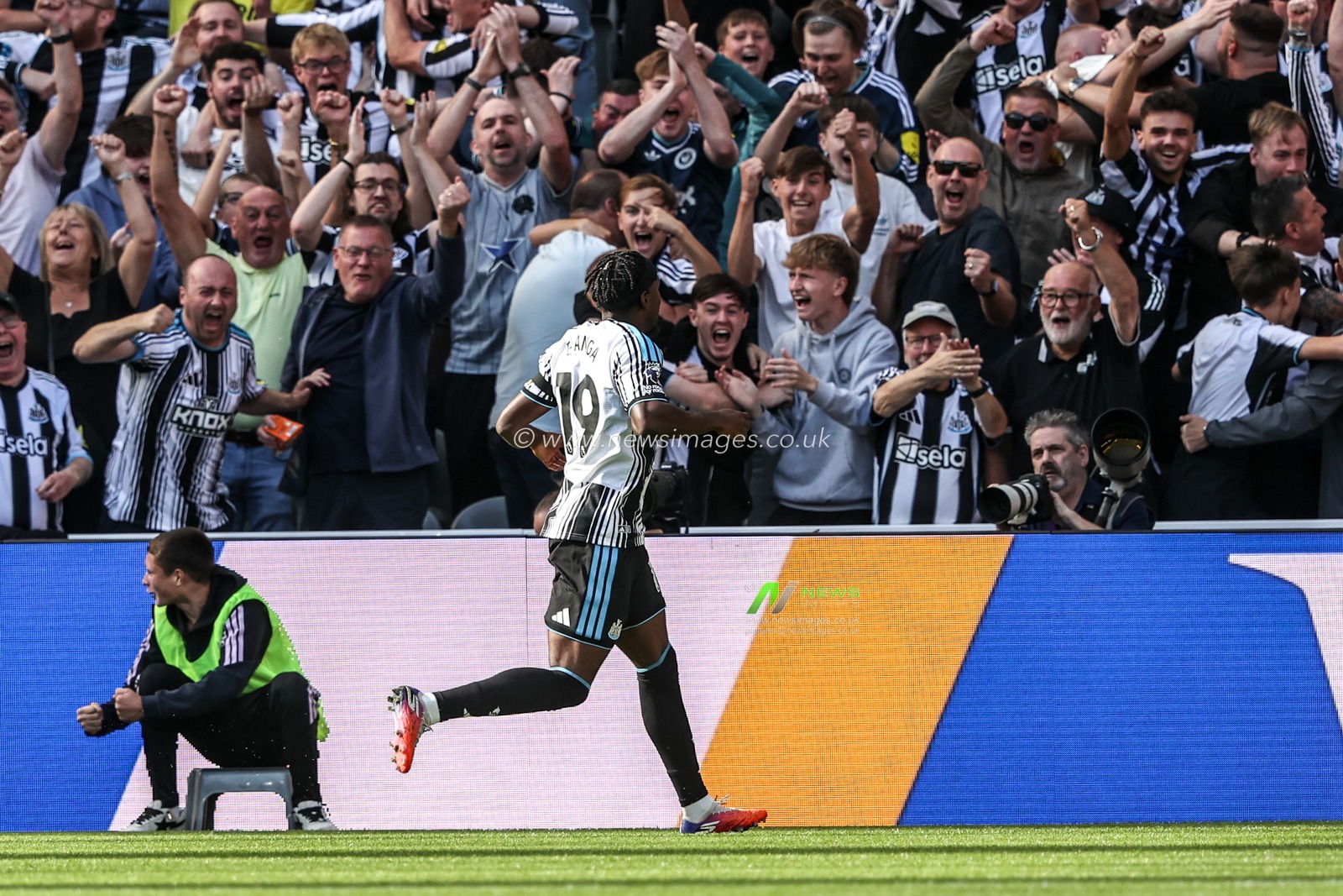 Anthony Elanga of Newcastle United celebrates his goal to make it 1-0 during the Premier League match Newcastle Untied vs Liverpool at St. James's Park, Newcastle, United Kingdom on 23 August 2026

(Photo by Alfie Cosgrove/News Images)