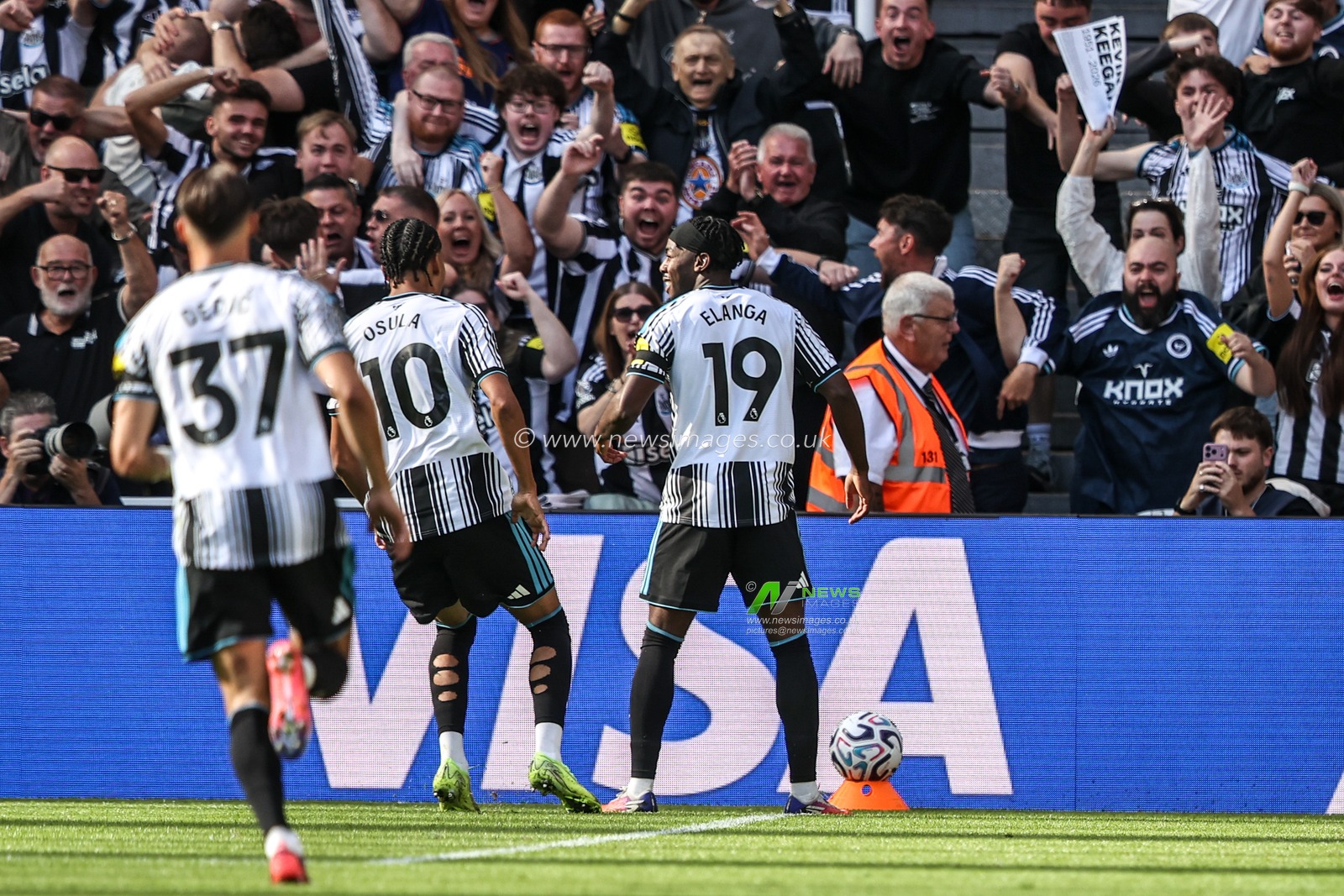 Anthony Elanga of Newcastle United celebrates his goal to make it 1-0 during the Premier League match Newcastle Untied vs Liverpool at St. James's Park, Newcastle, United Kingdom on 23 August 2026

(Photo by Alfie Cosgrove/News Images)