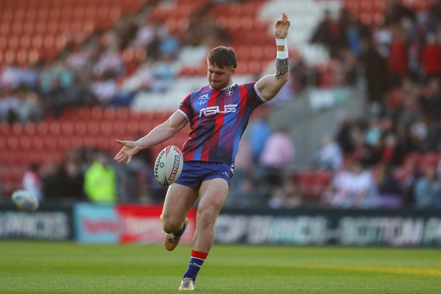 Jay Pitts of Wakefield Trinity during the pre-game warm up ahead of the Betfred Super League  Round 7 match St Helens vs Wakefield Trinity at Totally Wicked Stadium, St Helens, United Kingdom, 11th April 2025

(Photo by Gareth Evans/News Images)