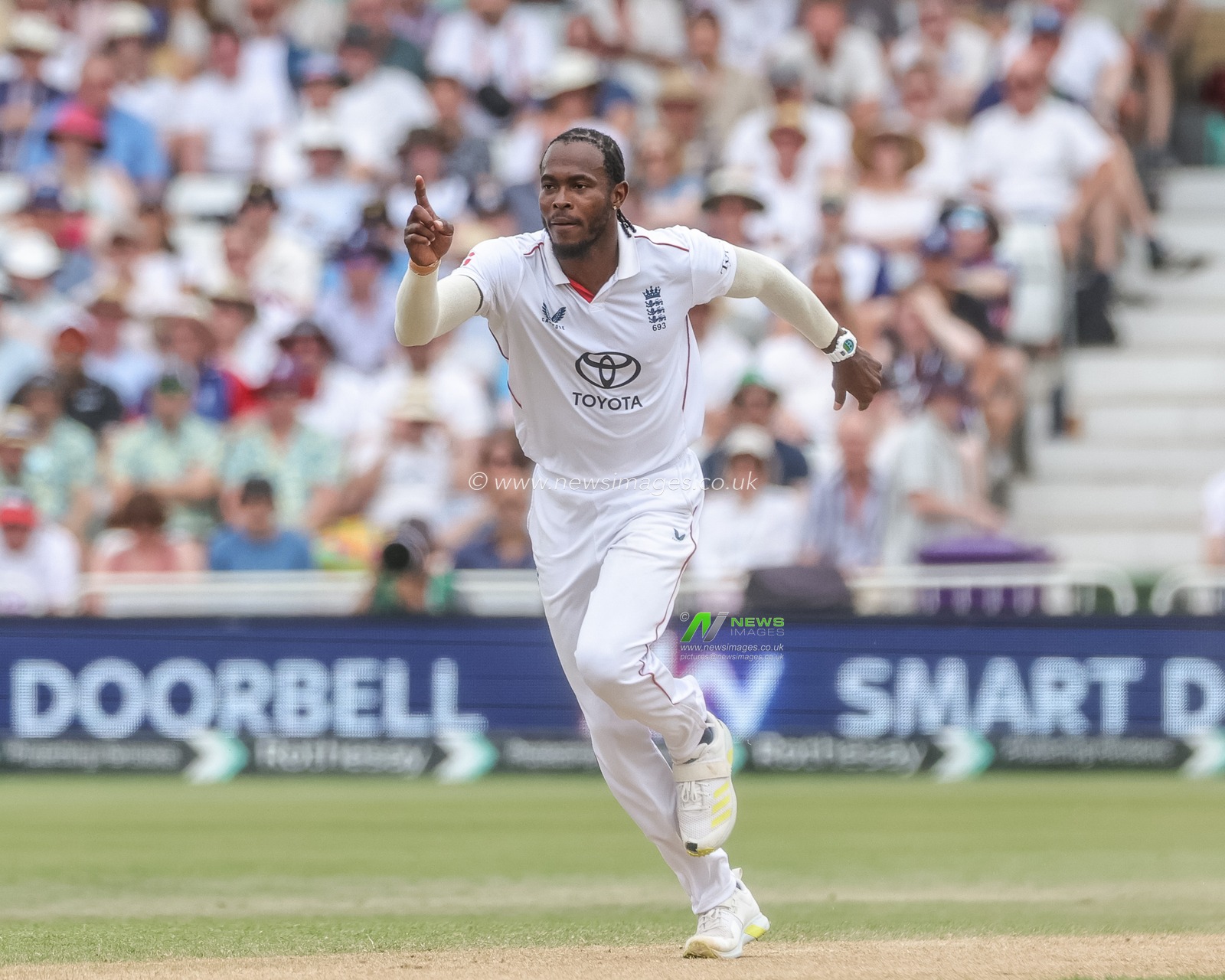 Jofra Archer of England celebrates the wicket of Devon Conway of New Zealand during the 3rd Rothesay Test Match Day 3 match England vs New Zealand at Trent Bridge, Nottingham, United Kingdom on 27 June 2026

(Photo by Mark Cosgrove/News Images)