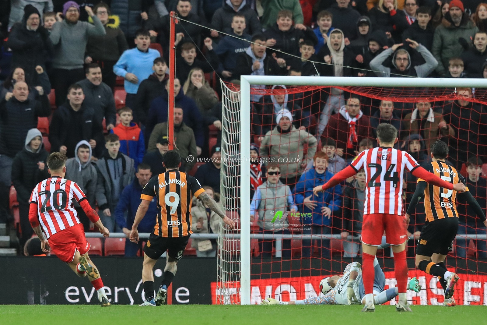 Jack Clarke #20 of Sunderland scores to make it 4-3 during the Sky Bet Championship match Sunderland vs Hull City at Stadium Of Light, Sunderland, United Kingdom, 7th April 2023

(Photo by Alfie Cosgrove/News Images)