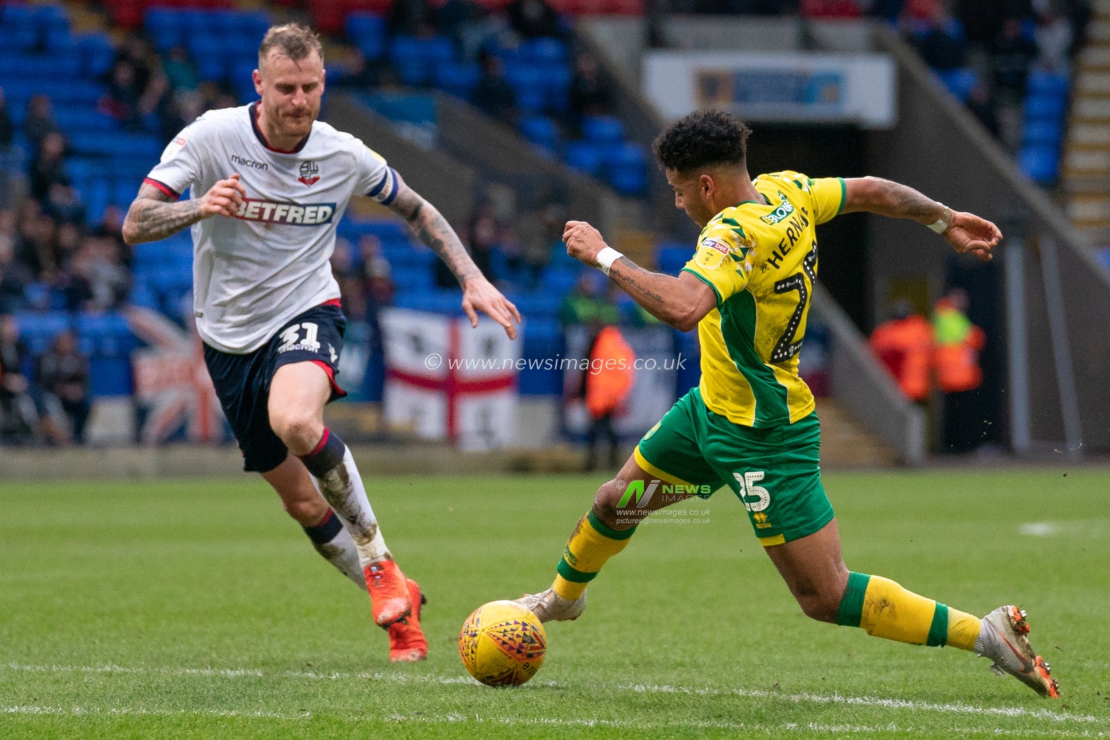 Norwich City Onel HernÃ¡ndez under pressure from Bolton Wanderers David Wheater (C)


16th February 2019, University of Bolton Stadium, Bolton, England; Sky Bet Championship, Bolton Wonderers vs Norwich City ; 


Credit: Terry Donnelly /News Images

English Football League images are subject to DataCo Licence